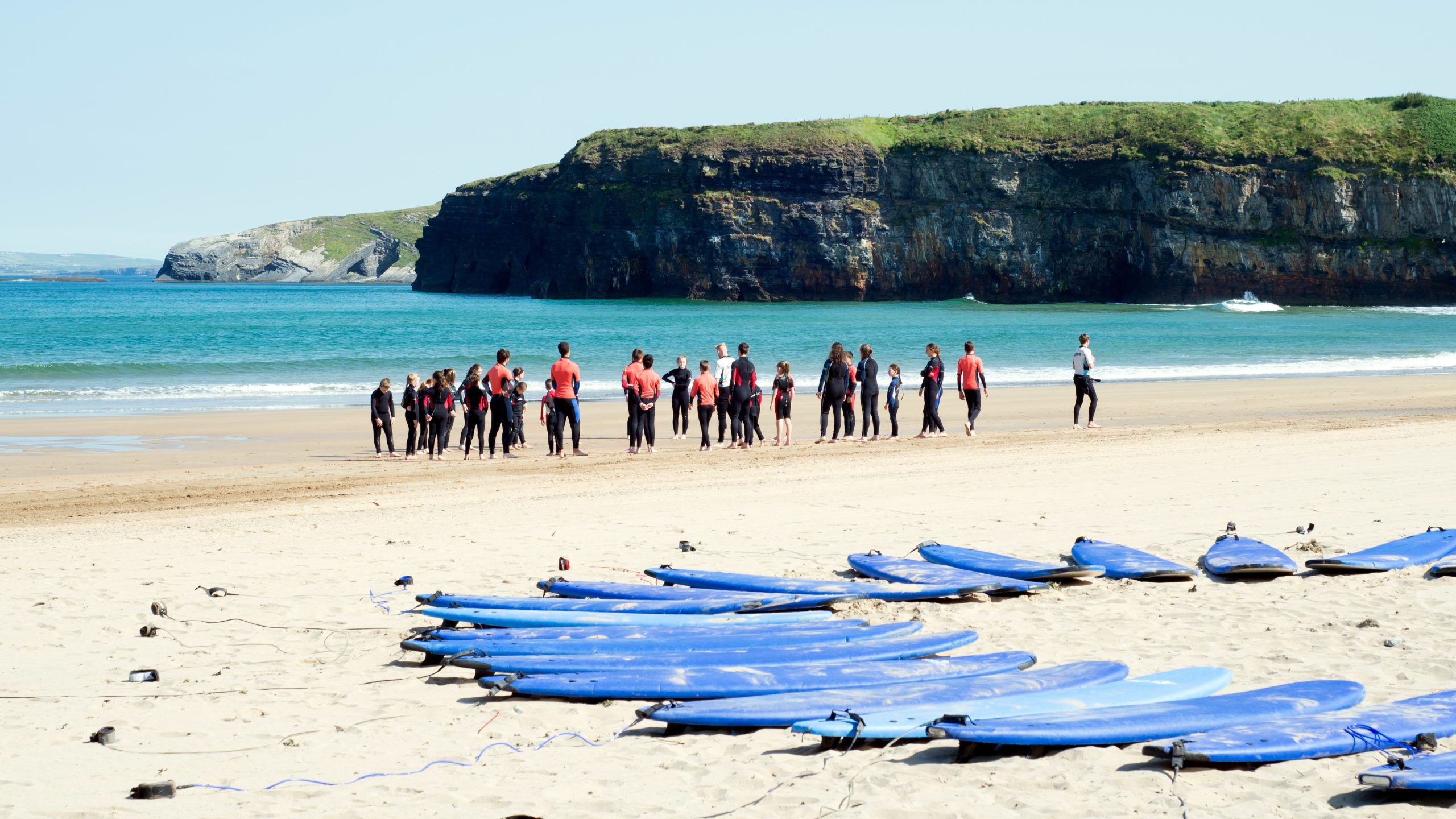 campamento de surf en Irlanda con inmersion en familia