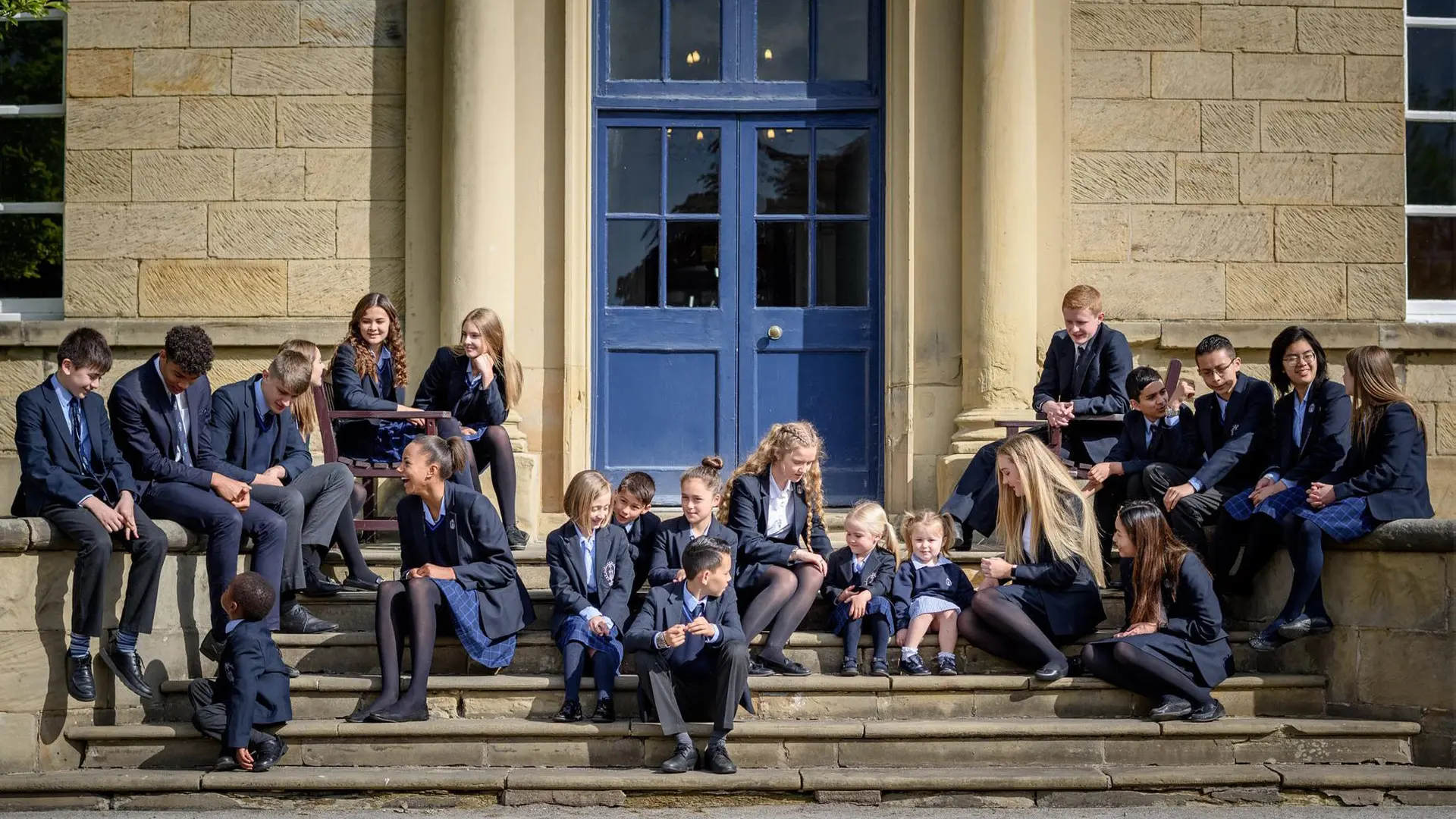 alumnos delante de un edificio donde estudian en el curso escolar en Inglaterra de Ackworth School