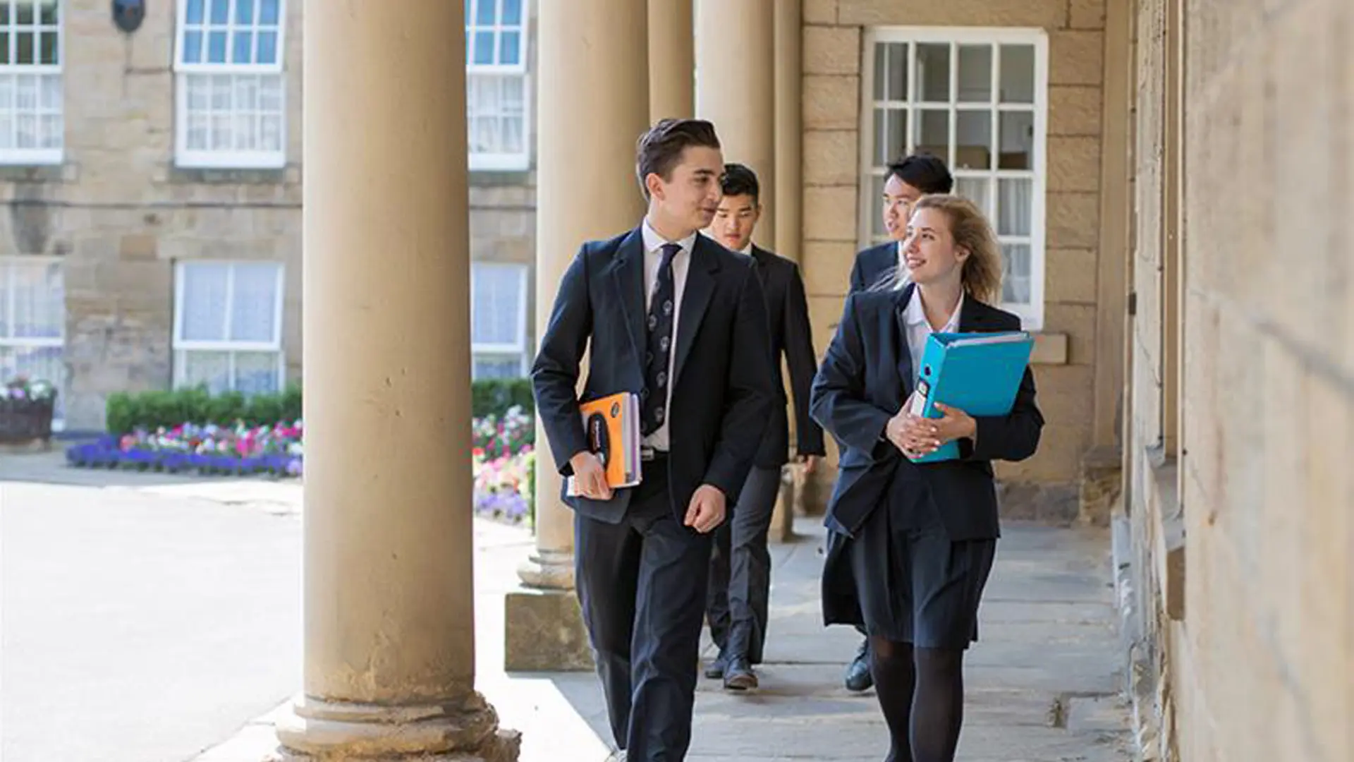 alumnos paseando por el campus donde estudian en el curso escolar en Inglaterra de Ackworth School