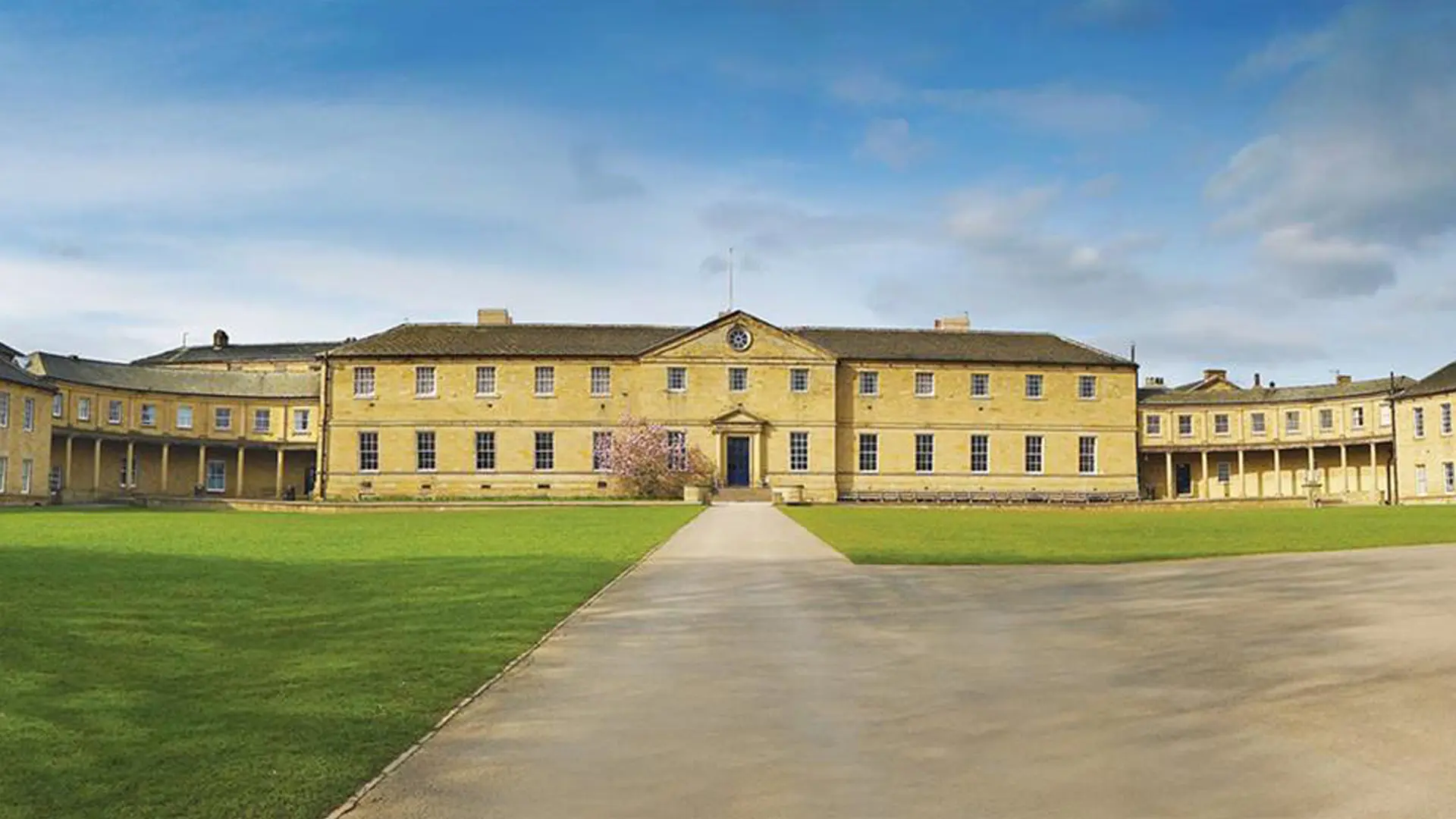 un edificio del campus donde estudian en el curso escolar en Inglaterra de Ackworth School