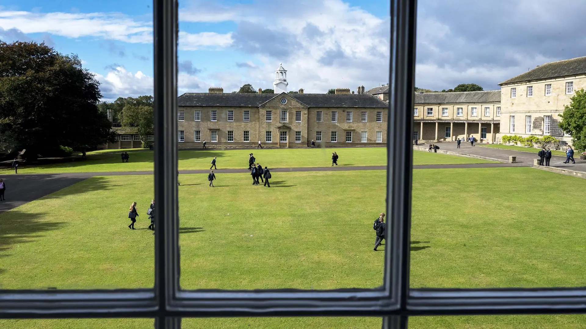 cesped donde juegan los alumnos en el curso escolar en Inglaterra de Ackworth School