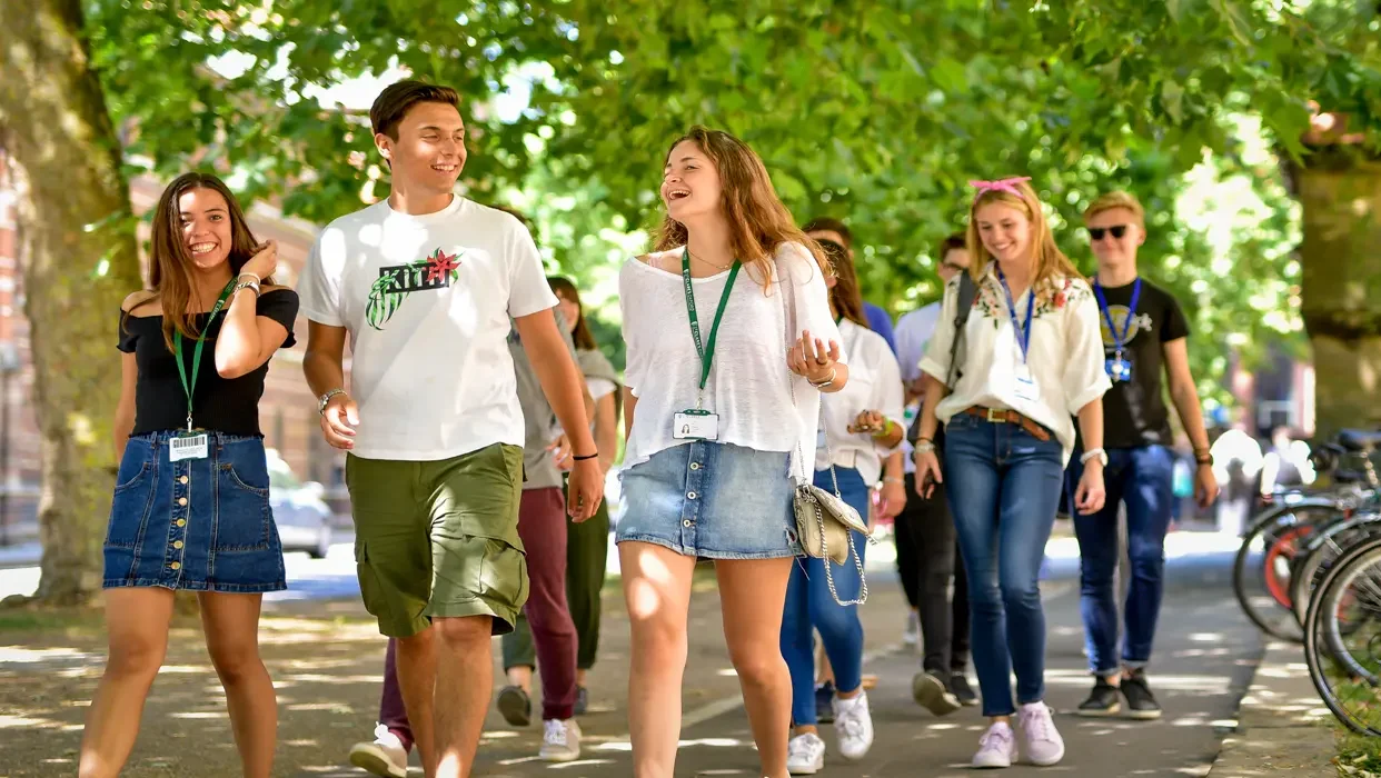 Paseo de estudiantes de inglés y asignaturas en un campus de Oxford - Where&What