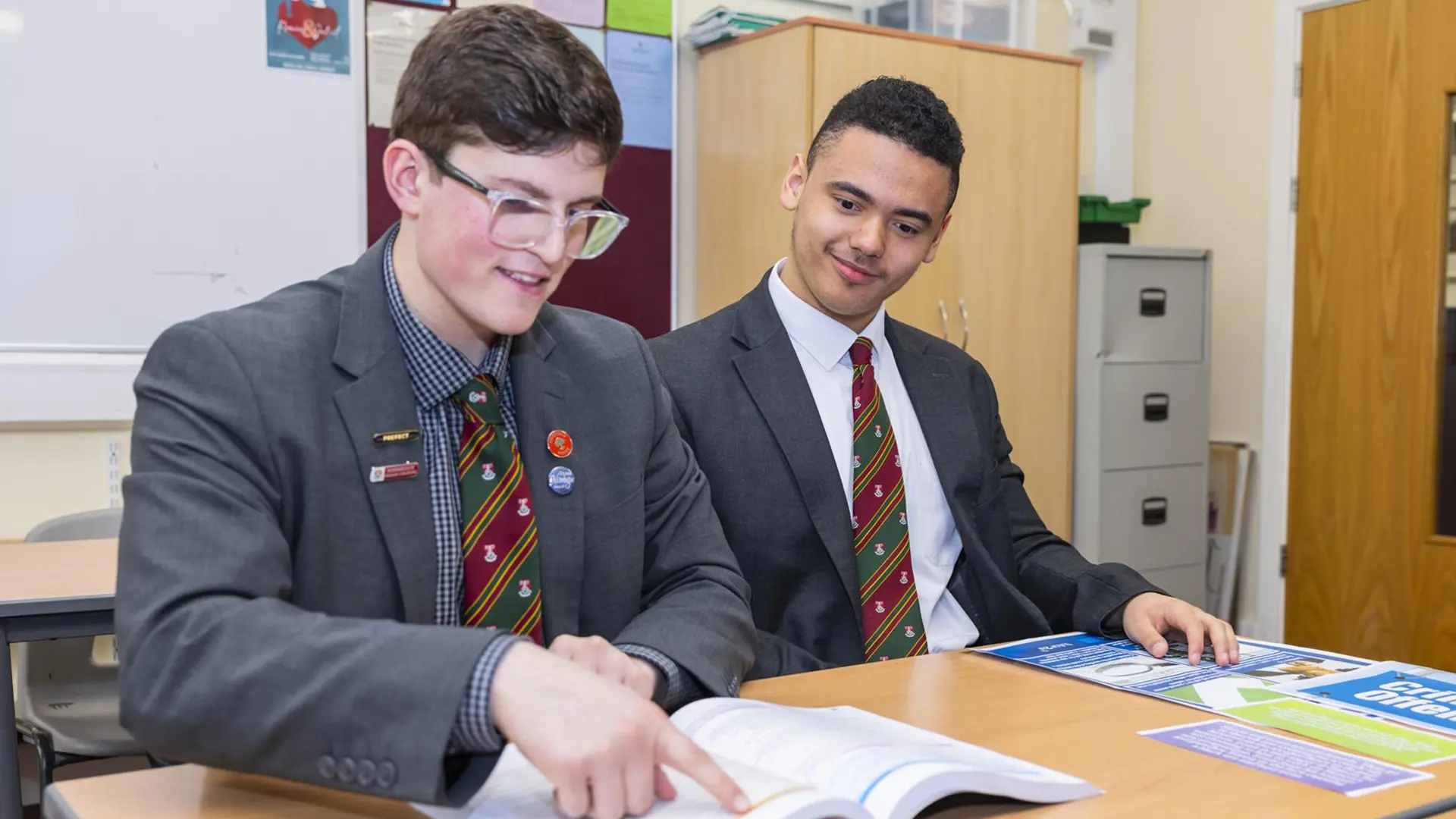 alumnos en clase de ingles en el curso escolar en Inglaterra de Ashville College