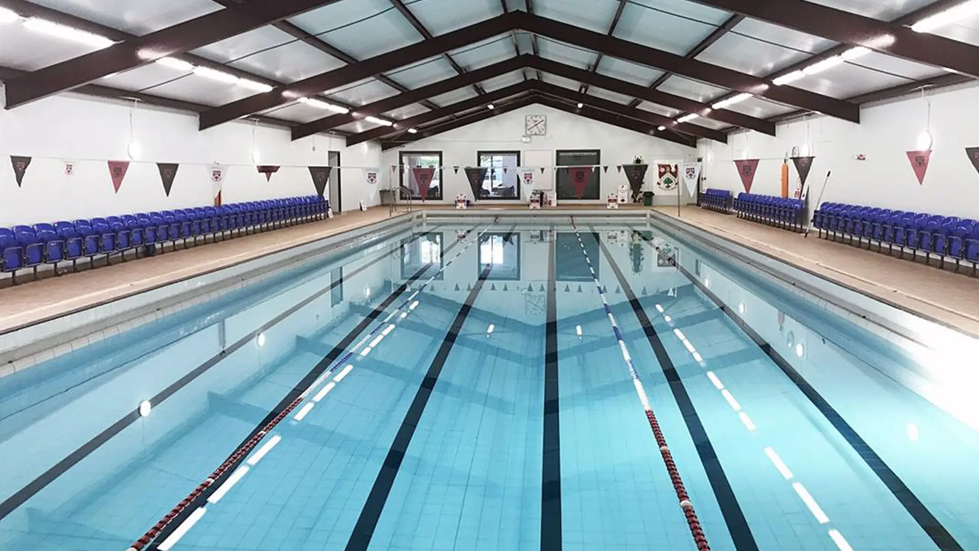 piscina cubierta en el curso escolar en Inglaterra de Ashville College