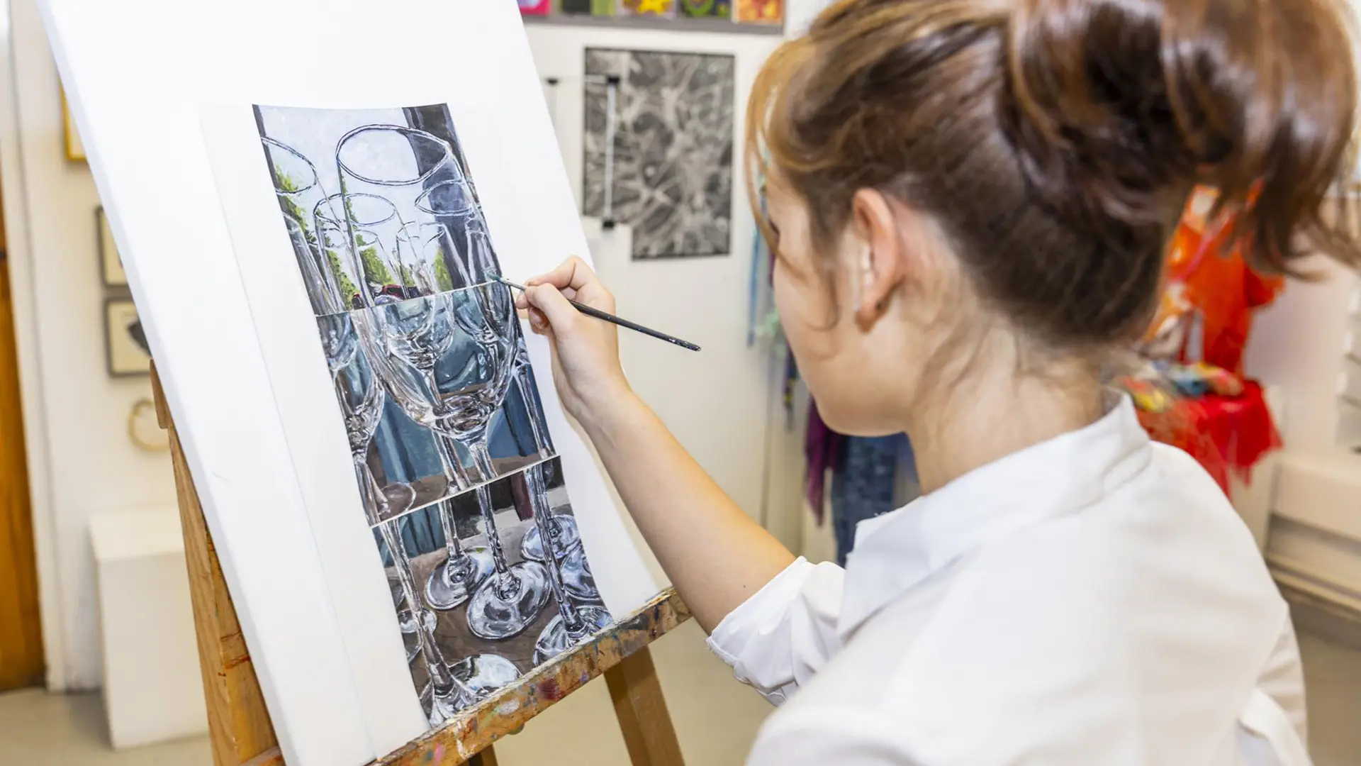 alumna en clase de arte y dibujo en el curso escolar en Inglaterra de Ashville College