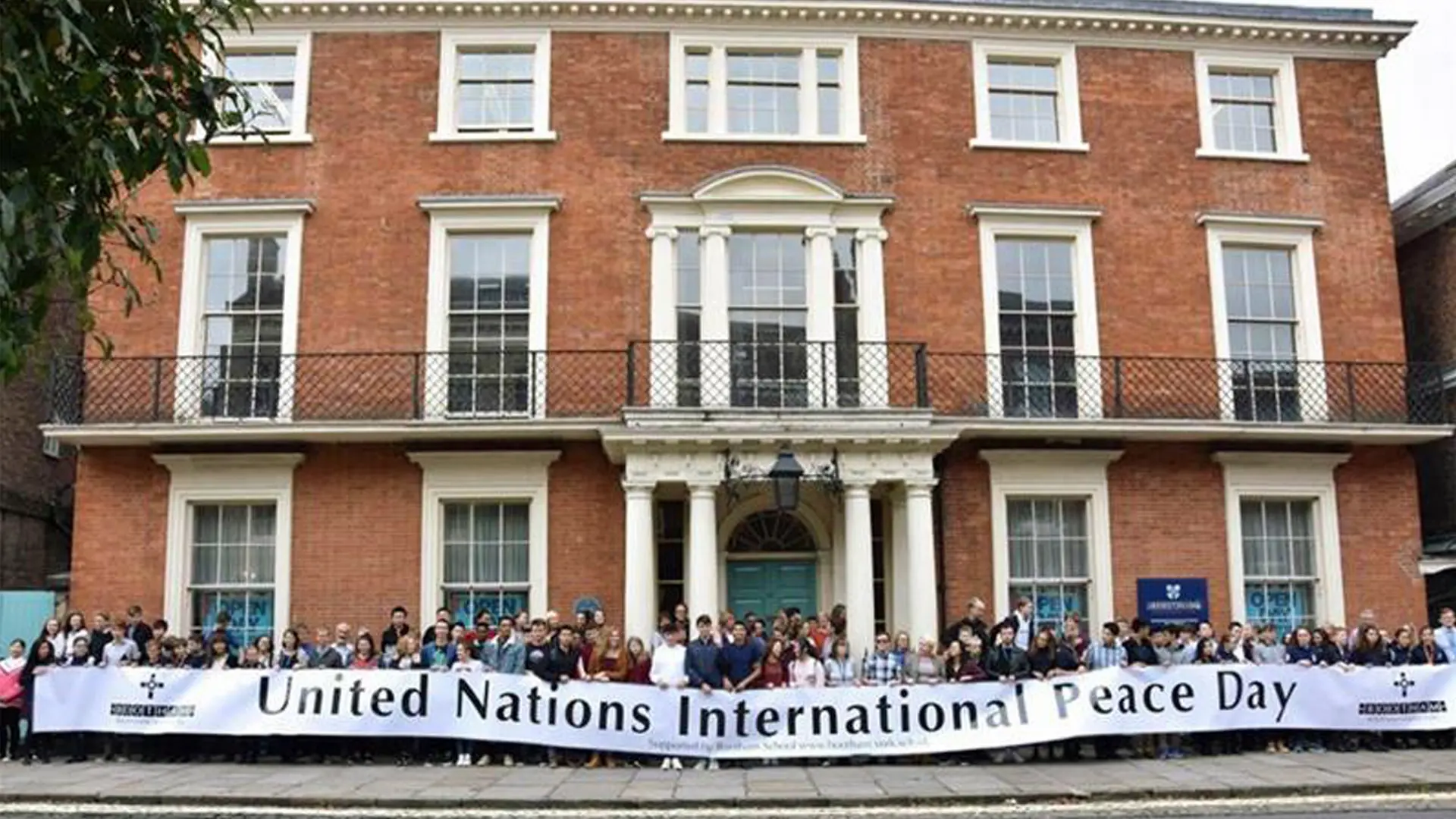 alumnos en un acto de las naciones unidas en el curso escolar en Inglaterra de Bootham School