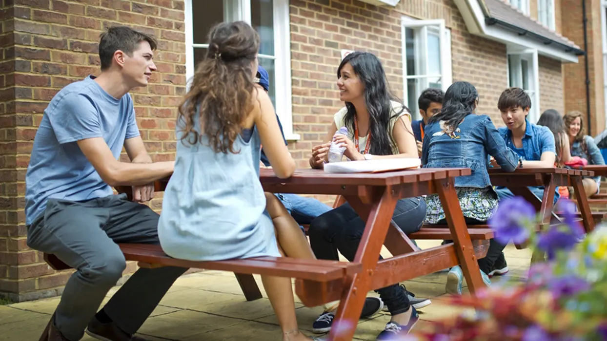 Cursos de inglés y preparación exámenes de Cambridge para jóvenes en Canterbury de Where&What