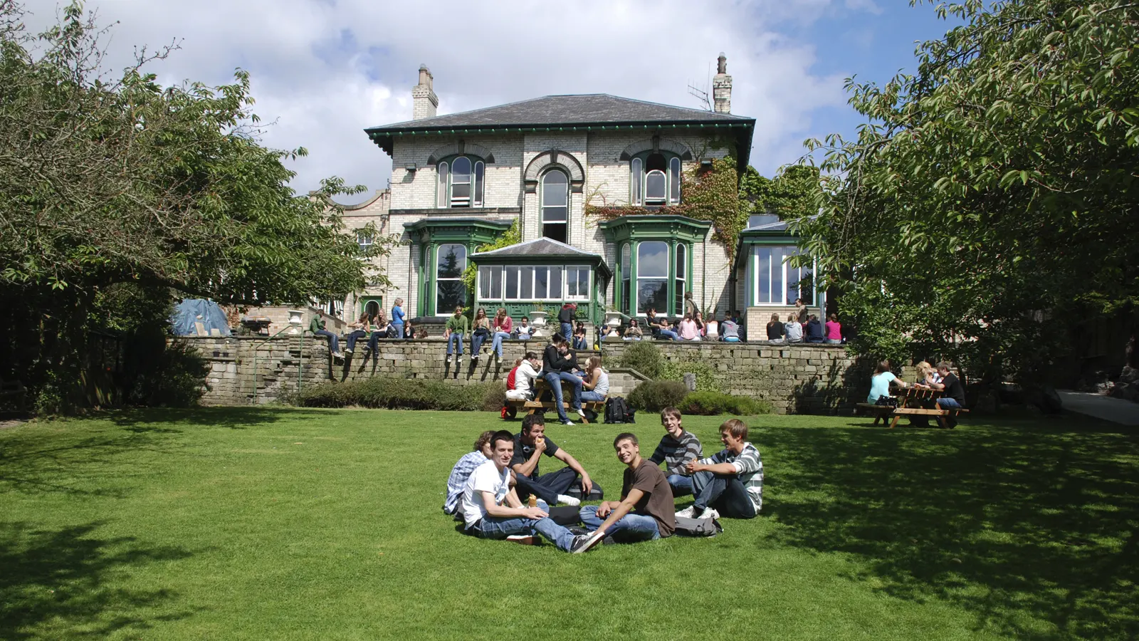 Centro de estudios del curso de inglés con actividades en York para jóvenes de 7 a 17 años de Where&What