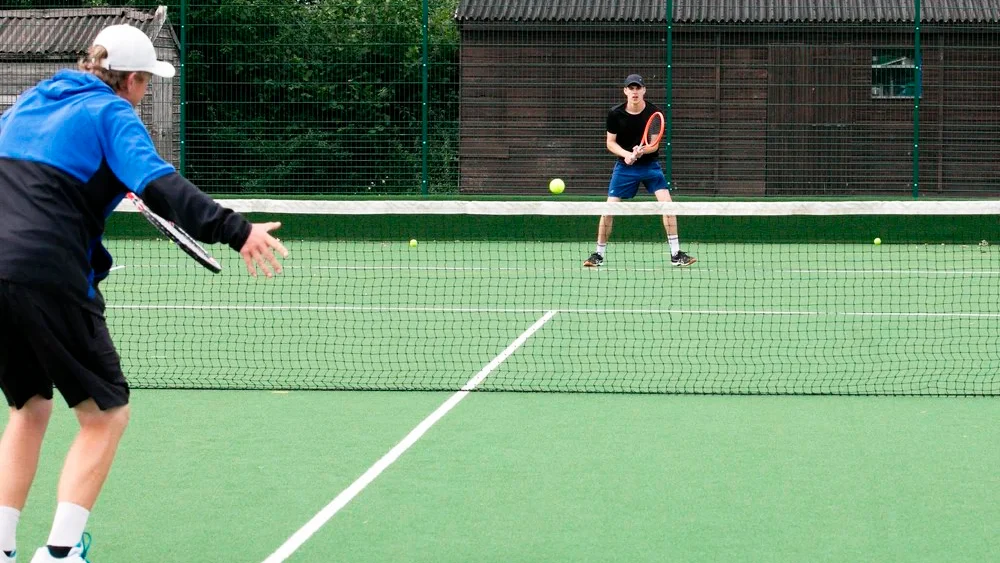 practicando tenis en Inglaterra