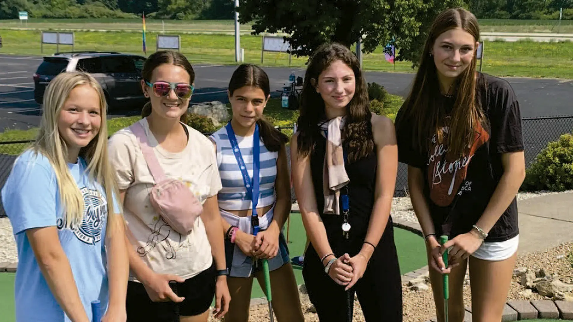alumnas sonriendo en el campus en el curso escolar en estados unidos en Cotter Schools