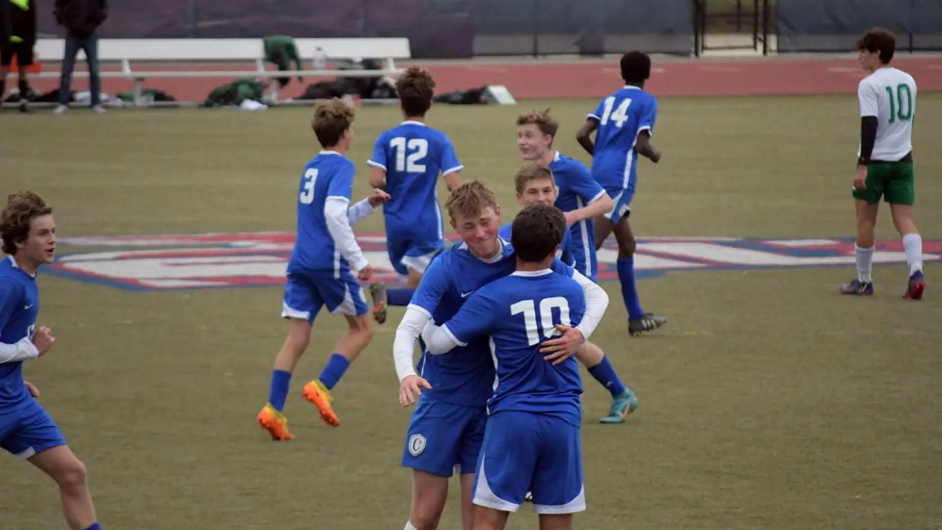 partido de soccer masculino en el curso escolar en estados unidos en Cotter Schools