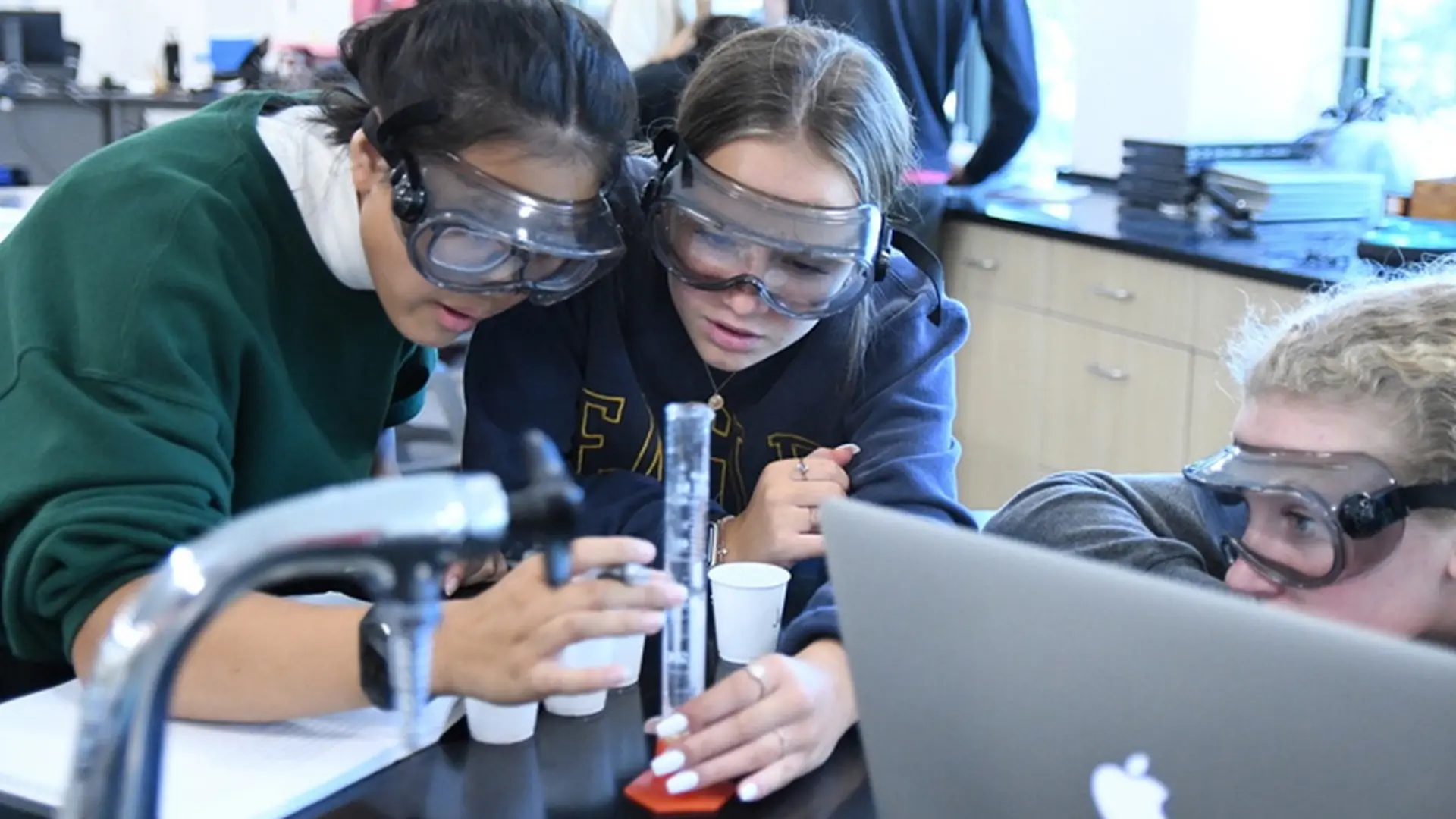 alumnas de ciencias realizando experimento en laboratorio en el curso escolar en estados unidos en Cotter Schools