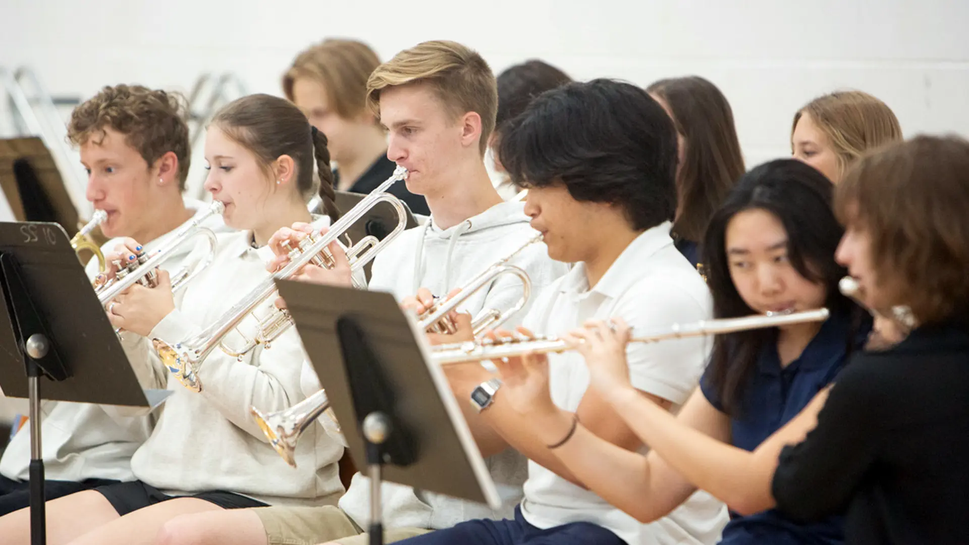 alumnos de musica practicando instrumentos en el curso escolar en estados unidos en Cotter Schools