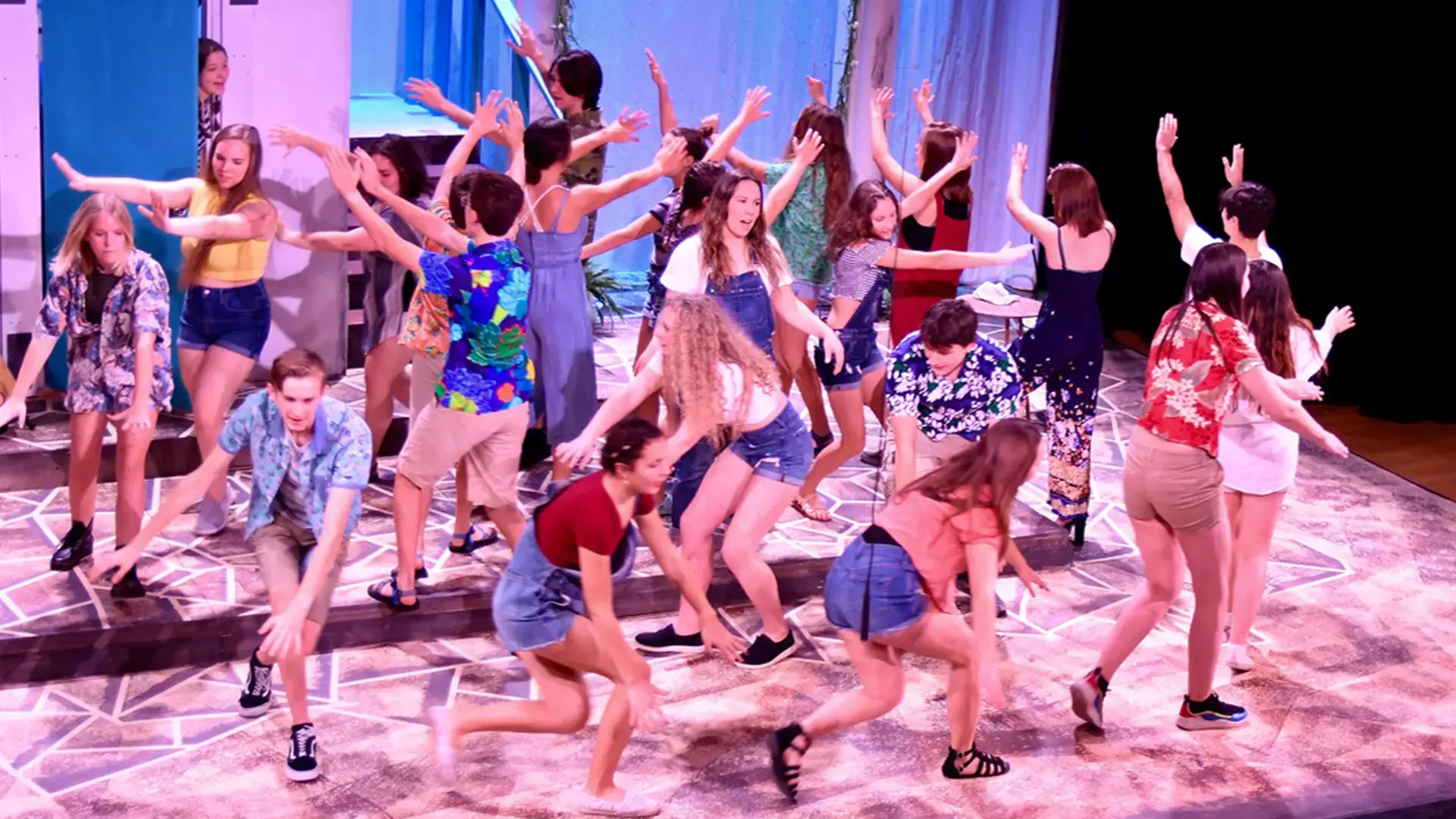 alumnos de teatro realizando una obra musical en el curso escolar en estados unidos en Cotter Schools