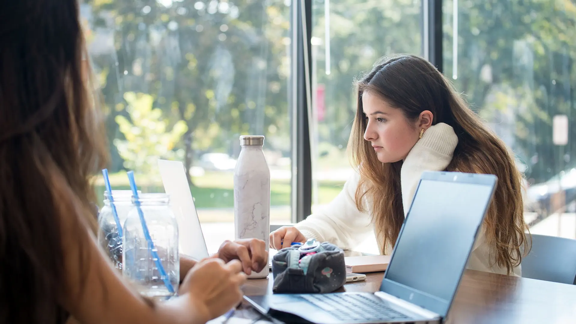 dos alumnas estudiando en la zona comun de la residencia en el curso escolar en estados unidos en Cotter Schools