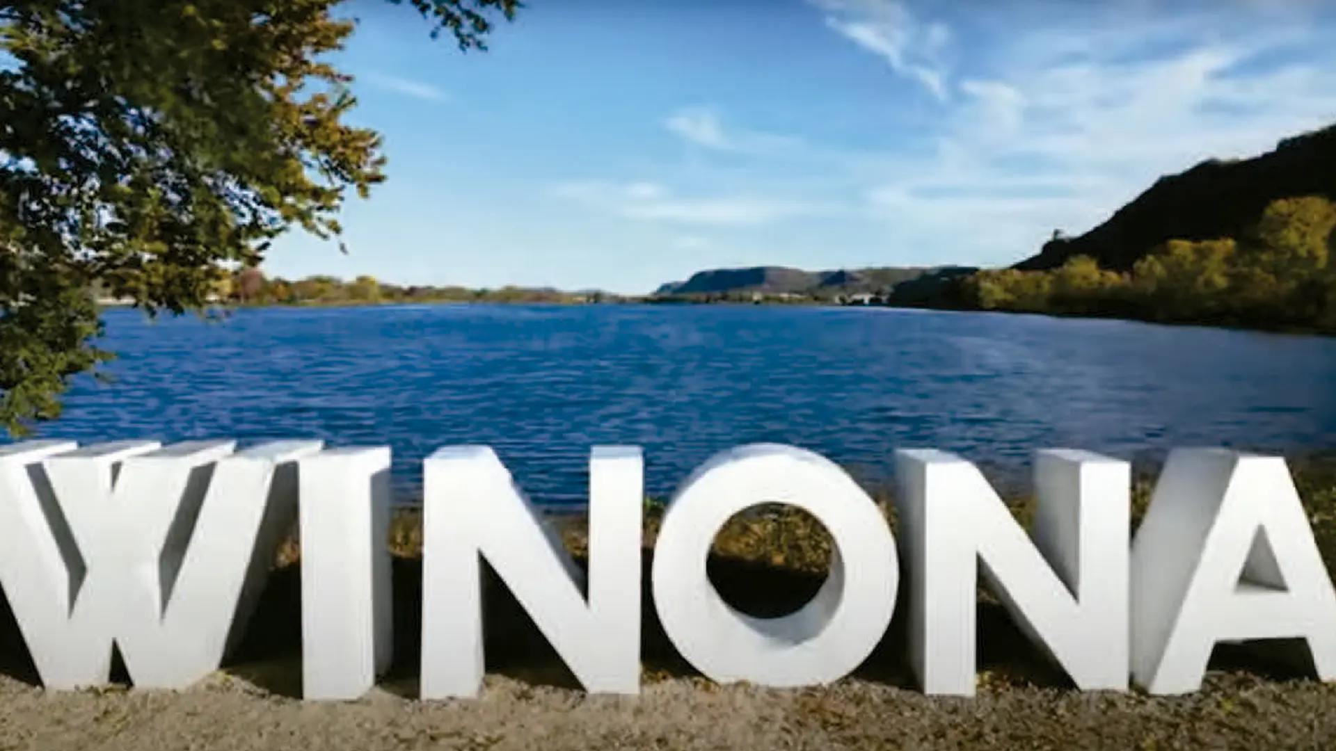 cartel de Winona frente al lago en el curso escolar en estados unidos en Cotter Schools