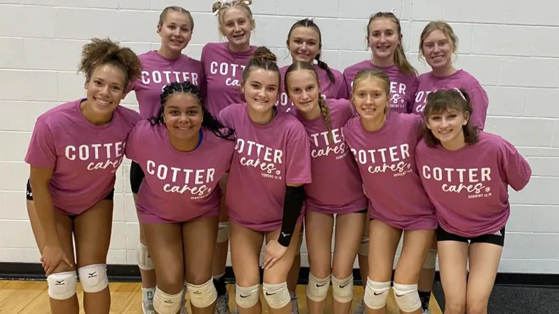 jugadoras de voley femenino en el curso escolar en estados unidos en Cotter Schools