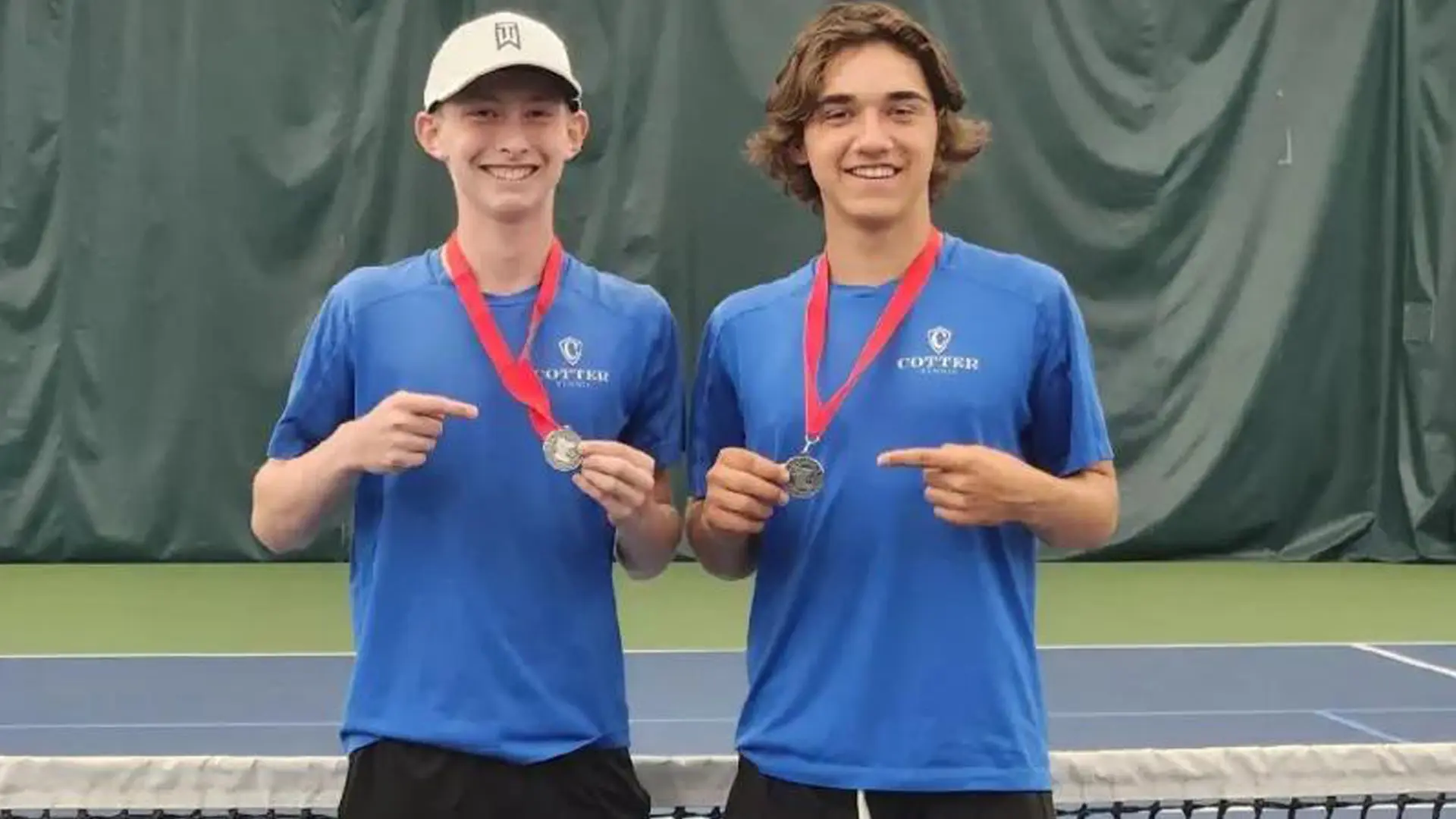 jugadores de tenis outdoor masculino en el curso escolar en inglaterra en Cotter Schools