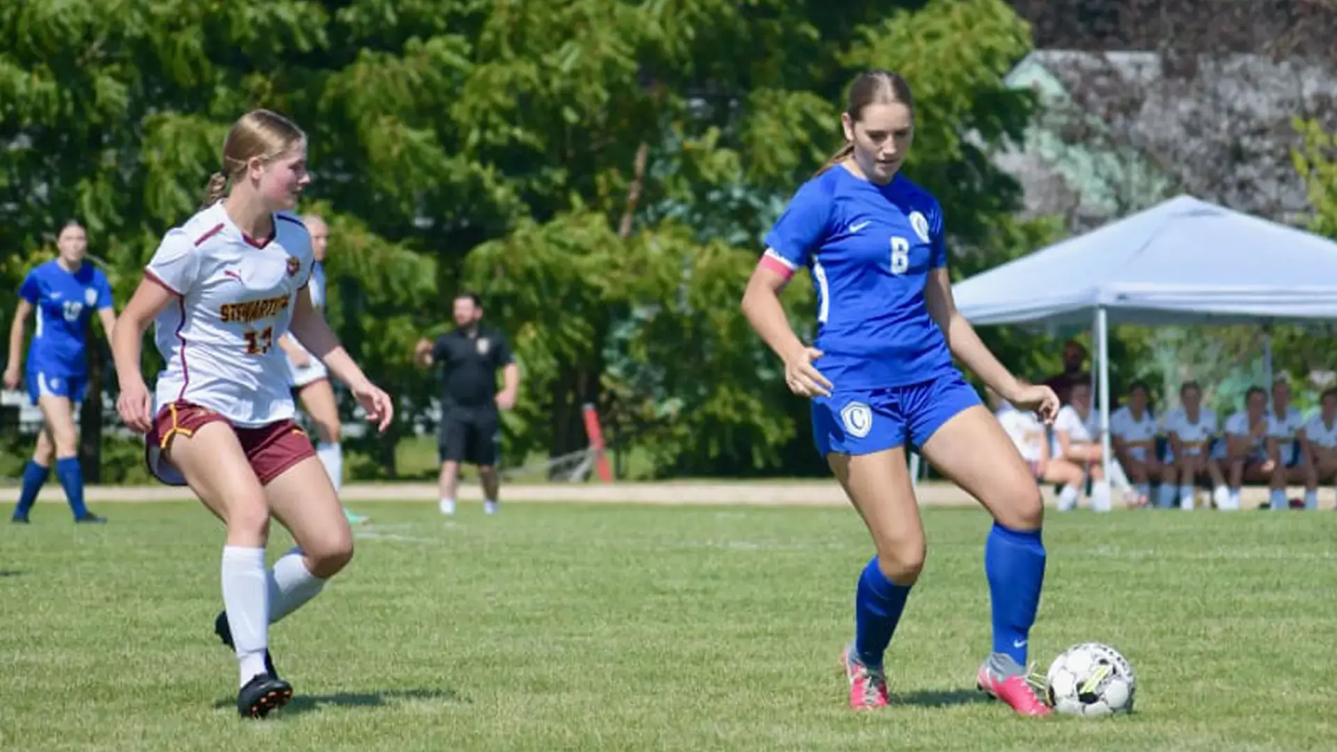 partido de soccer femenino en el curso escolar en inglaterra en Cotter Schools