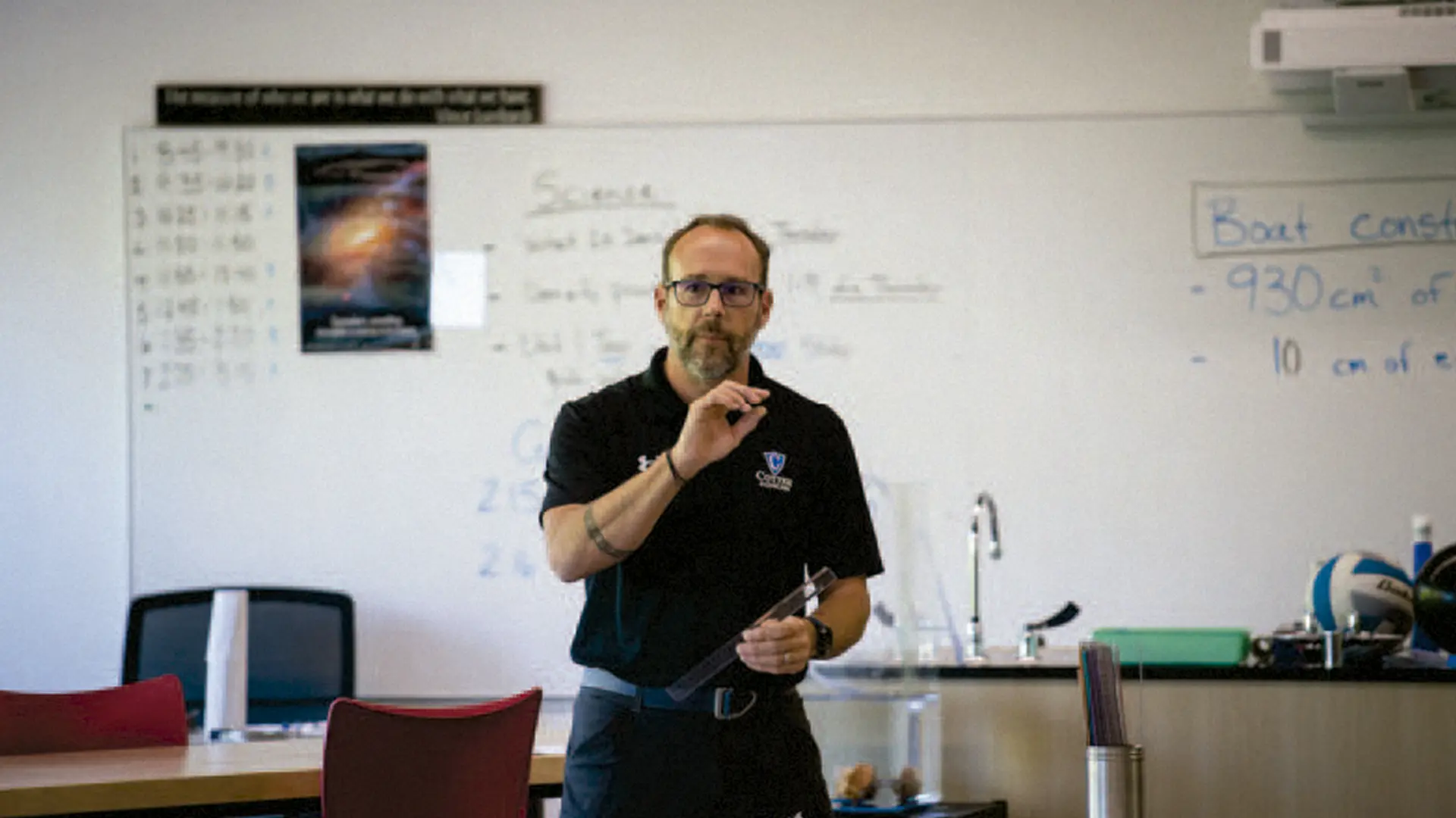 profesor explicando en el curso escolar en estados unidos en Cotter Schools