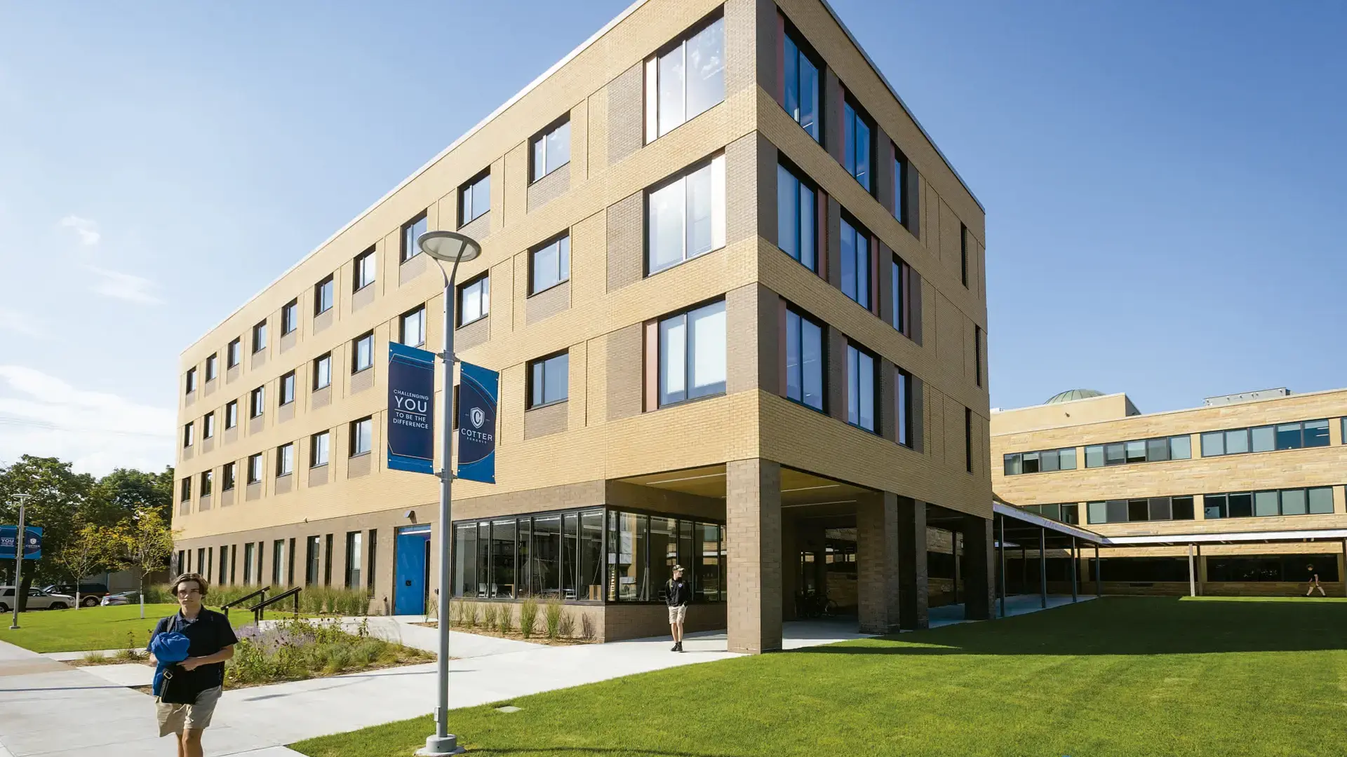 edificio donde alumnos estudian en el curso escolar en estados unidos en Cotter Schools