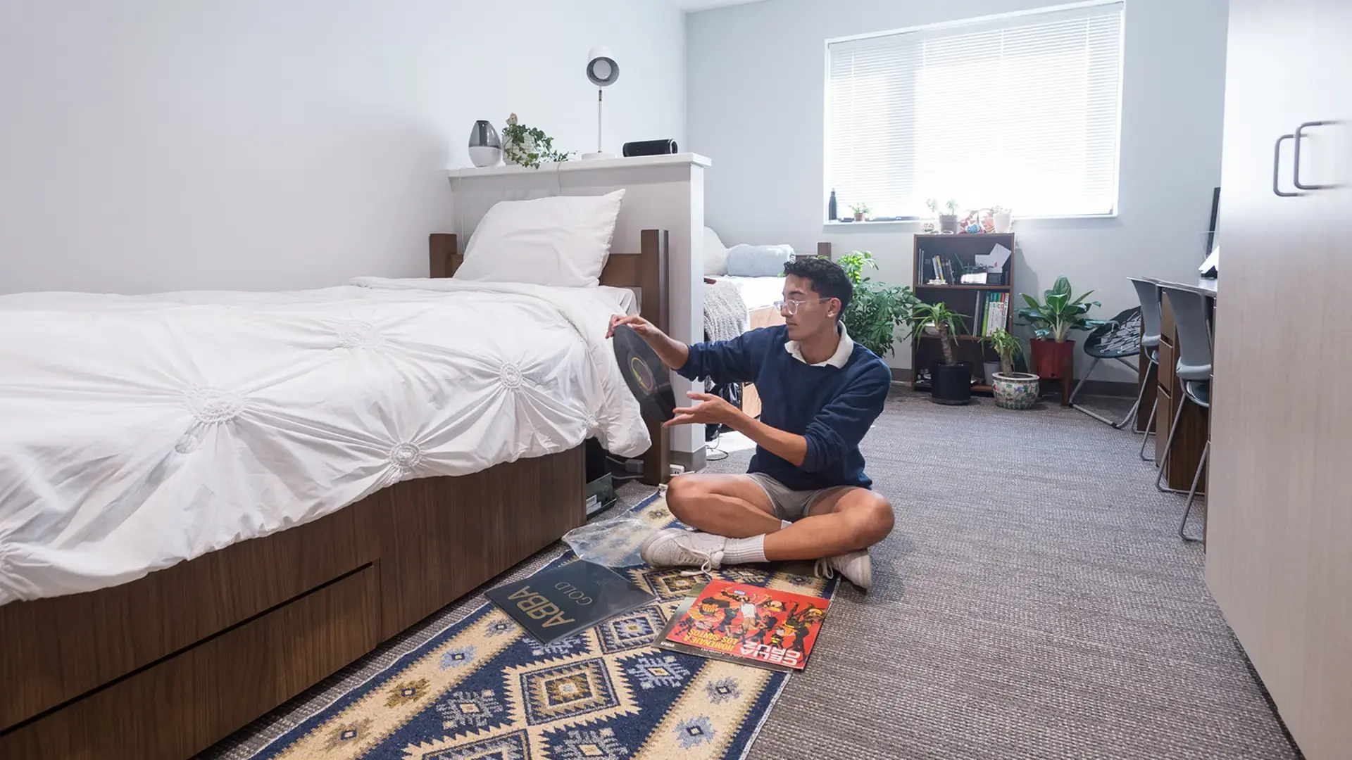 alumno sentado en su habitacion compartida en el curso escolar en estados unidos en Cotter Schools