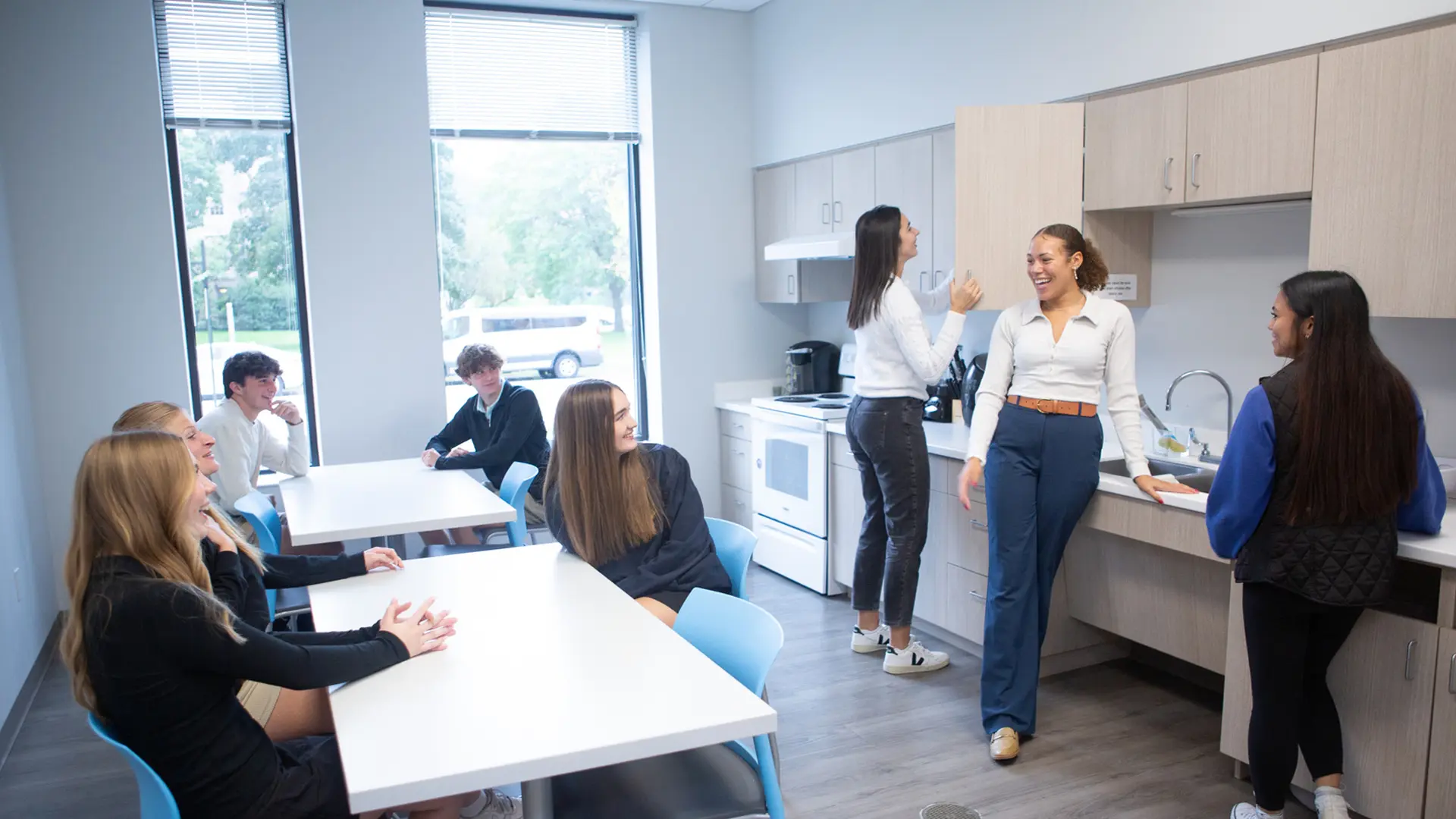 alumnos y alumnas socializando en la cocina de la residencia en el curso escolar en estados unidos en Cotter Schools