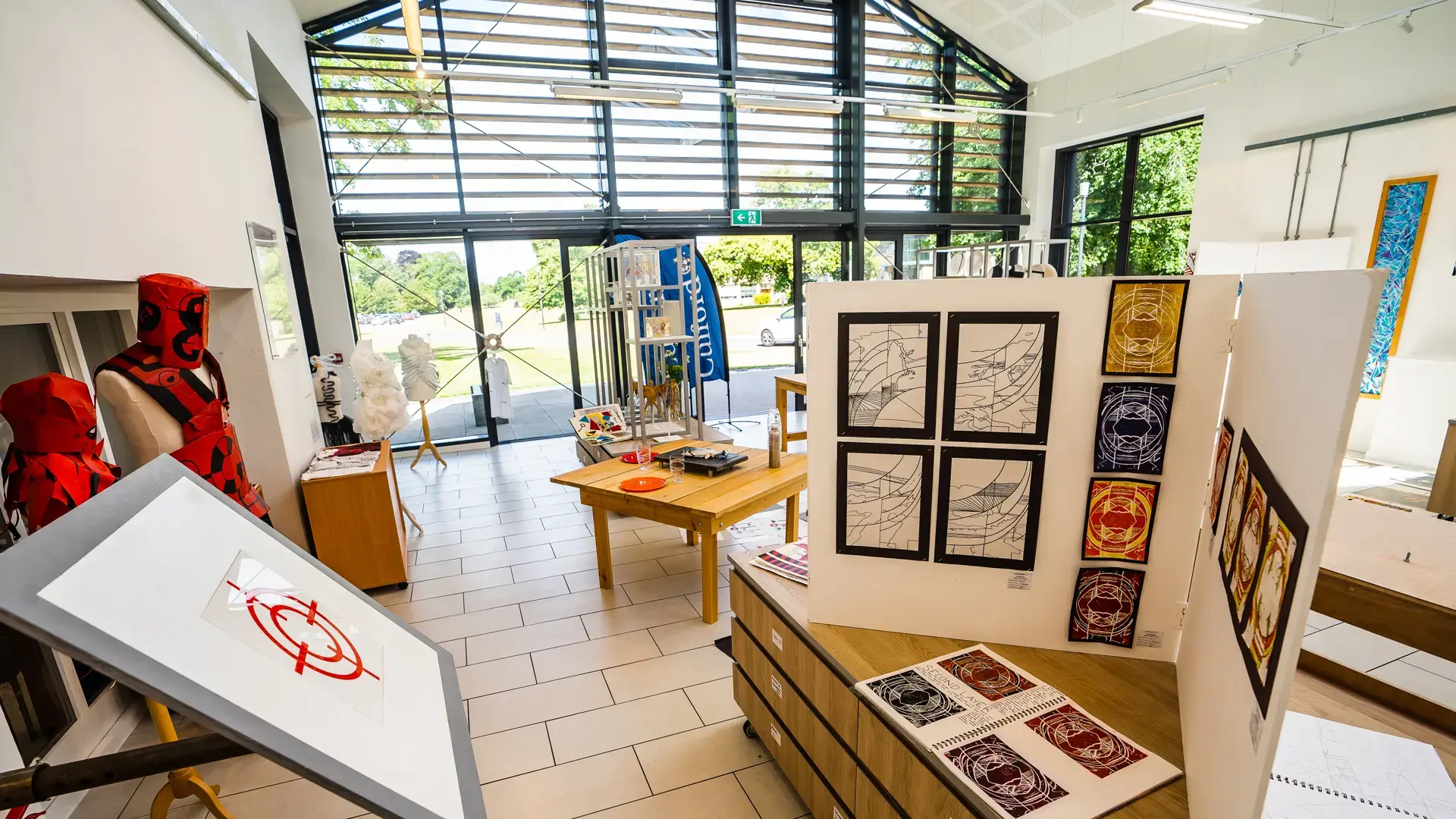 clase de arte y exposicion de los alumnos en el curso escolar en inglaterra en Culford School