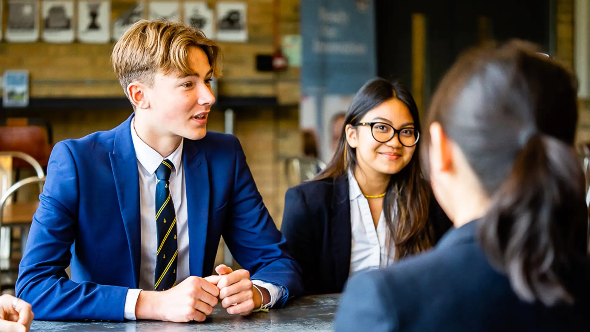 alumnos en clase debatiendo en el curso escolar en inglaterra en Culford School