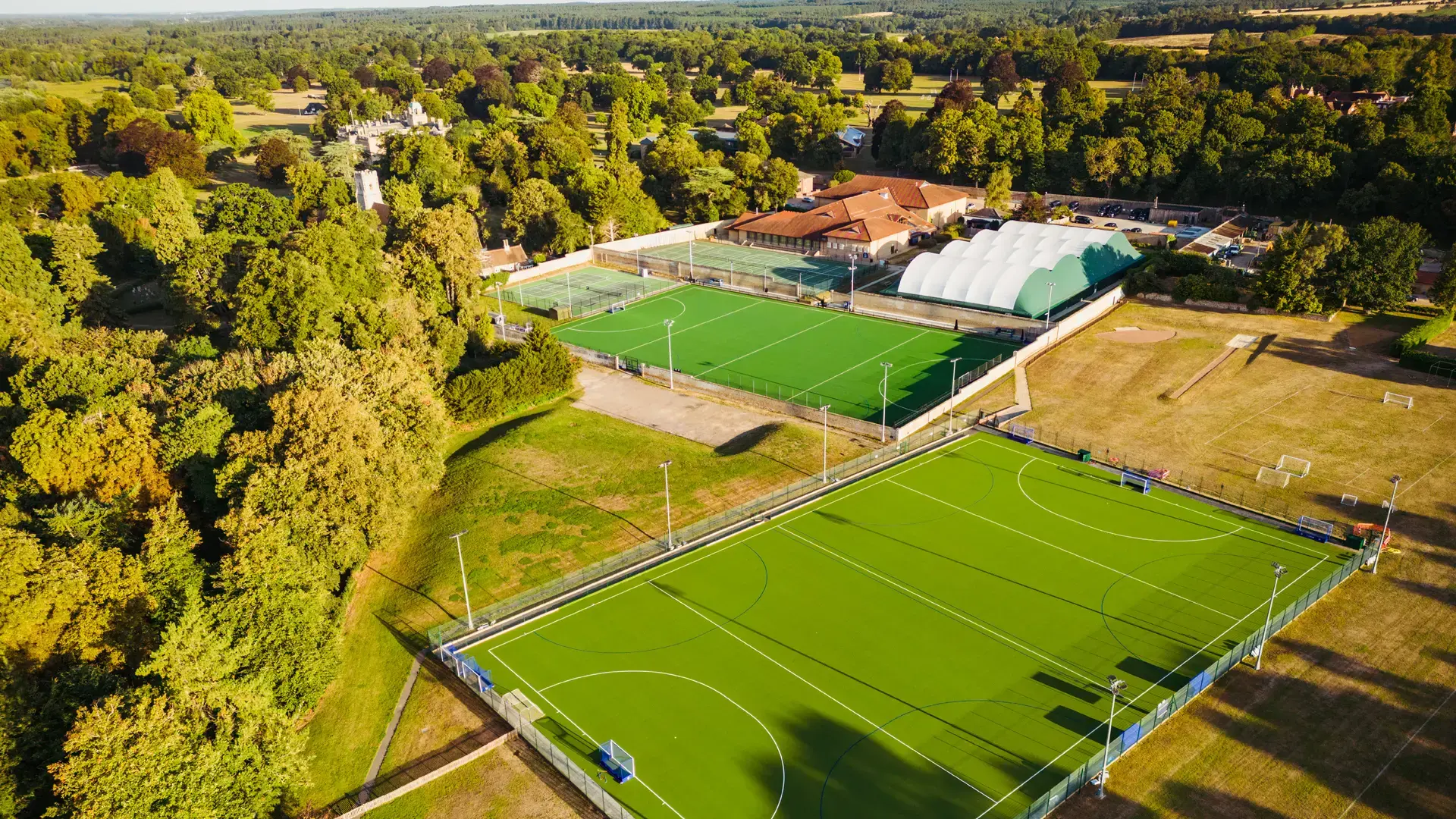 vista aerea de distintas instalaciones deportivas en el curso escolar en inglaterra en Culford School