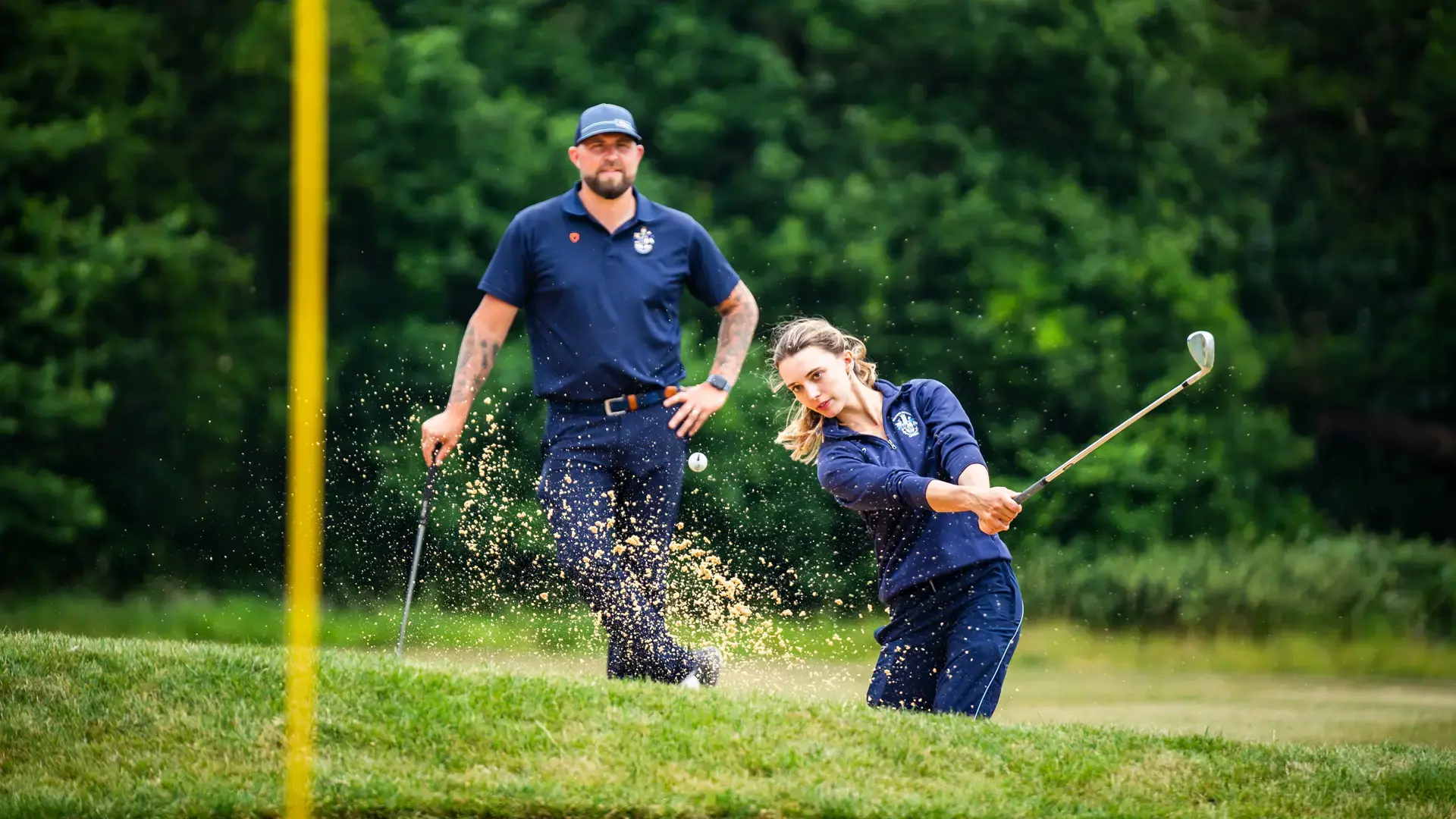 alumna practicando golf en el campo de la escuela en el curso escolar en inglaterra en Culford School