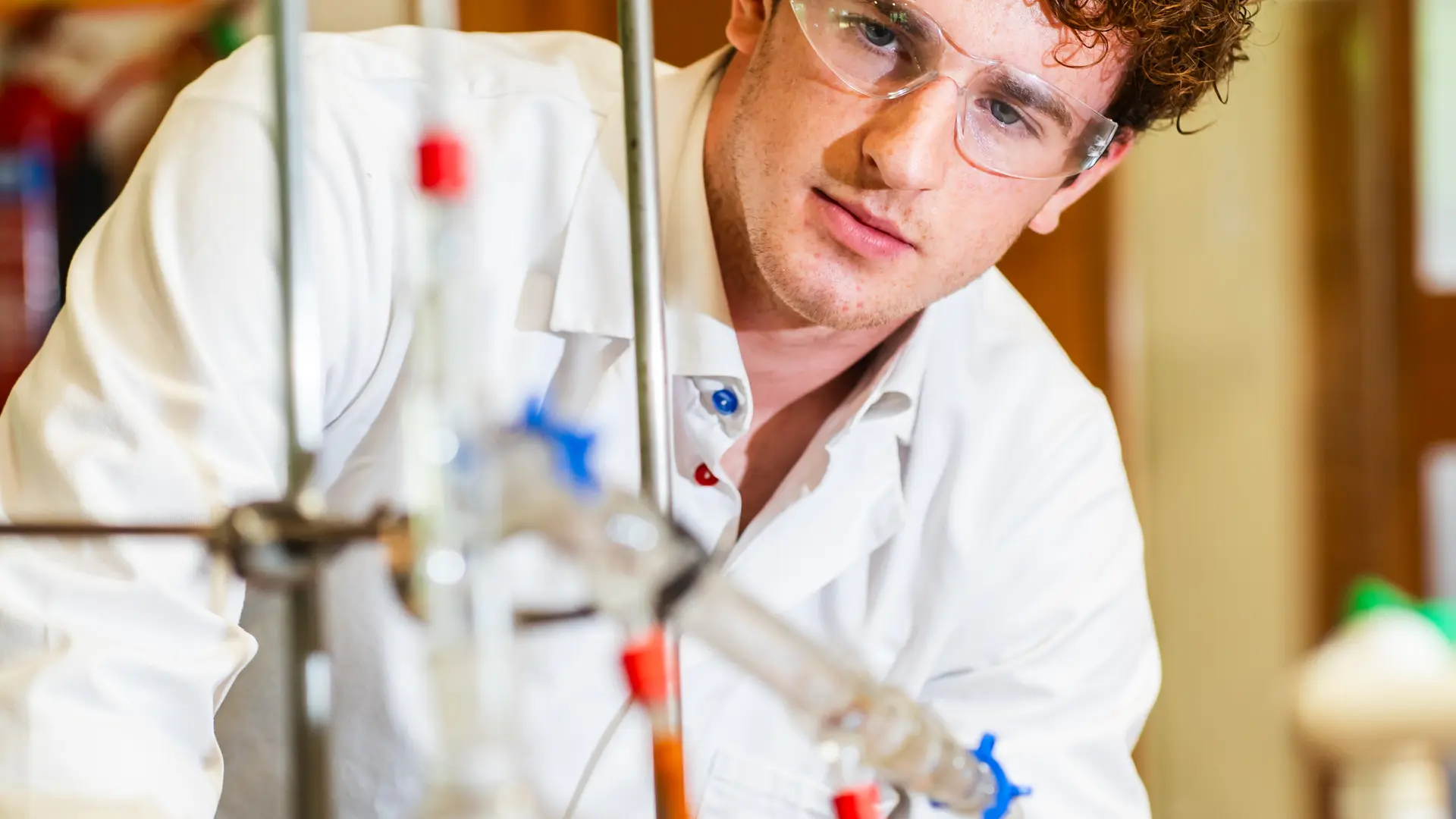 alumno realizando experimento en laboratorio de ciencias en el curso escolar en inglaterra en Culford School