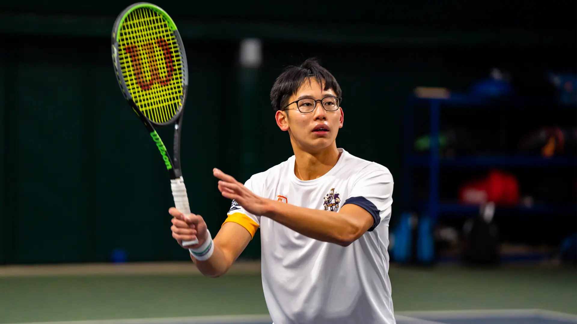 alumno jugando a tenis indoor en el curso escolar en inglaterra en Culford School