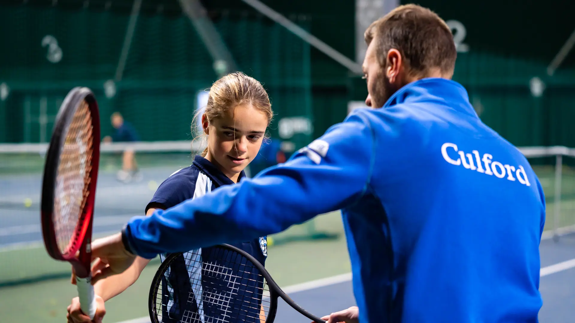 alumnas jugando a tenis outdoor en el curso escolar en inglaterra en Culford School