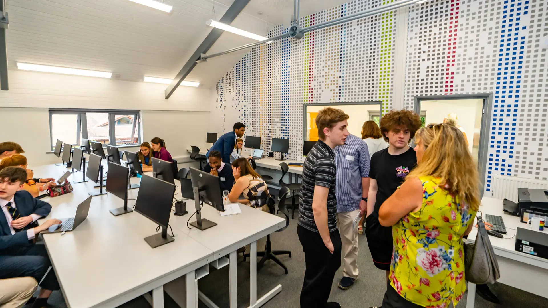 alumnos en el aula multimedia en el curso escolar en inglaterra en Culford School