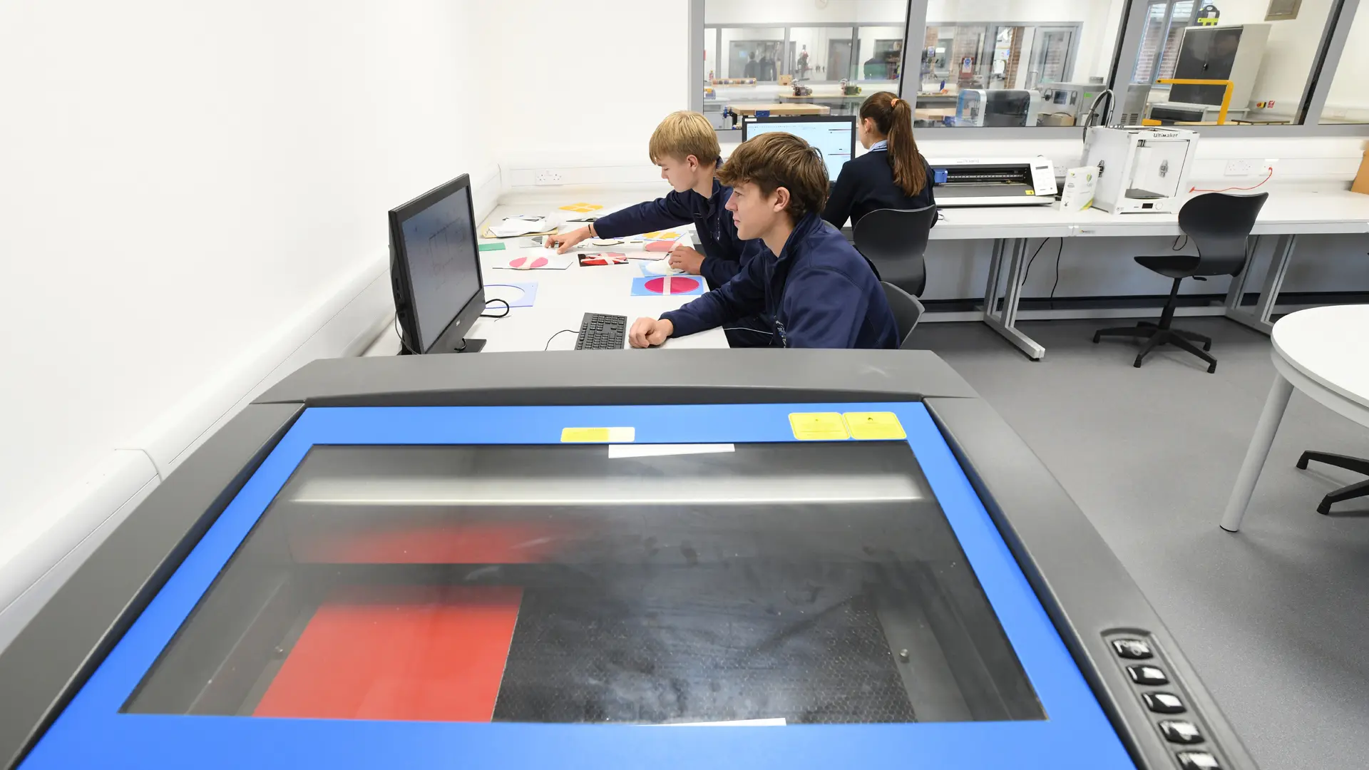 alumnos en las instalaciones de ciencias en el curso escolar en inglaterra en Culford School