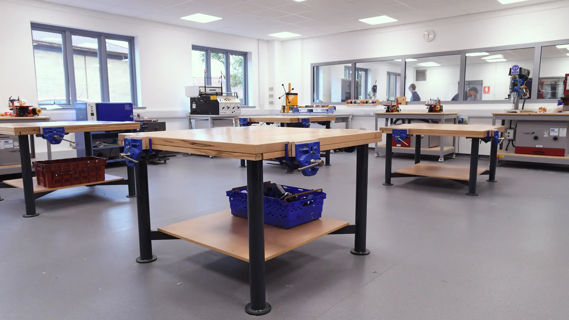 clase tecnologia y carpinteria en el curso escolar en inglaterra en Culford School