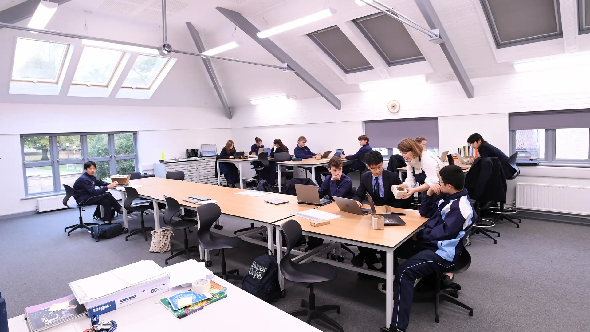 clase reducida con alumnos y profesor en el curso escolar en inglaterra en Culford School