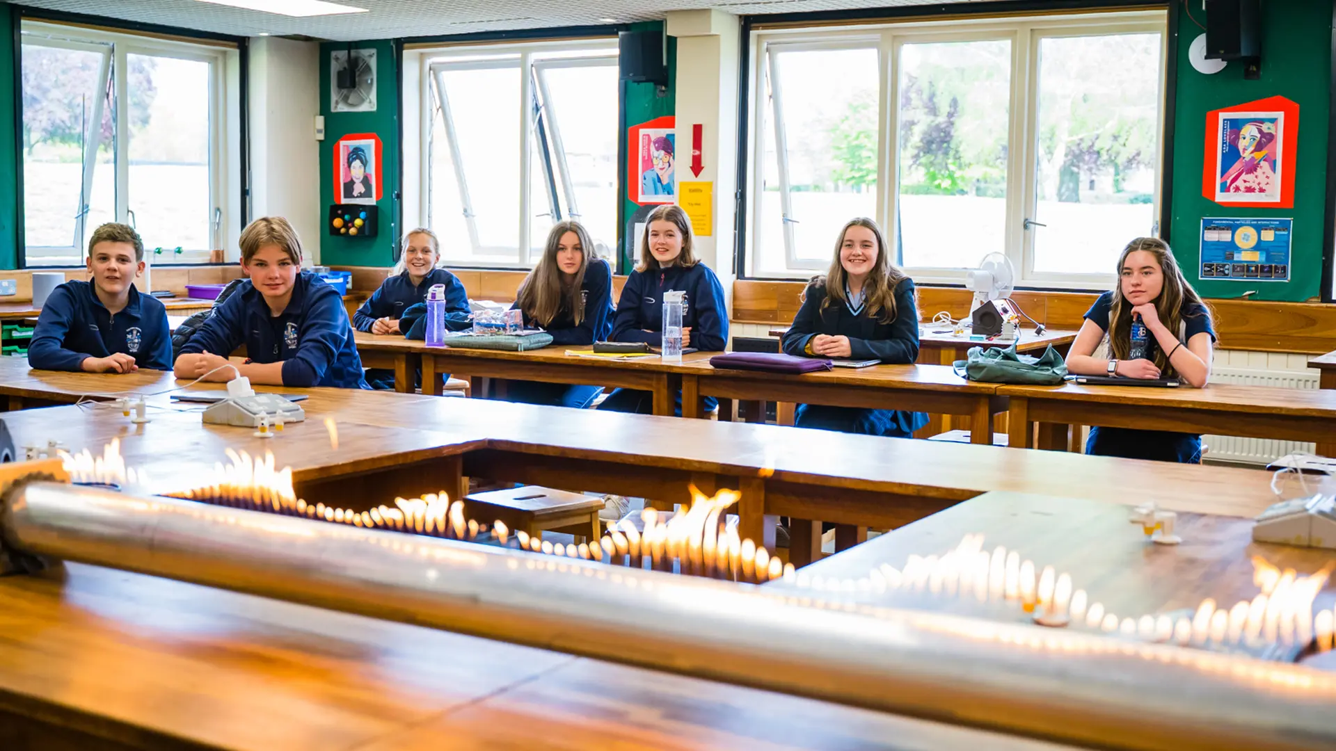 alumnos observando un experimento de ciencias en el curso escolar en inglaterra en Culford School