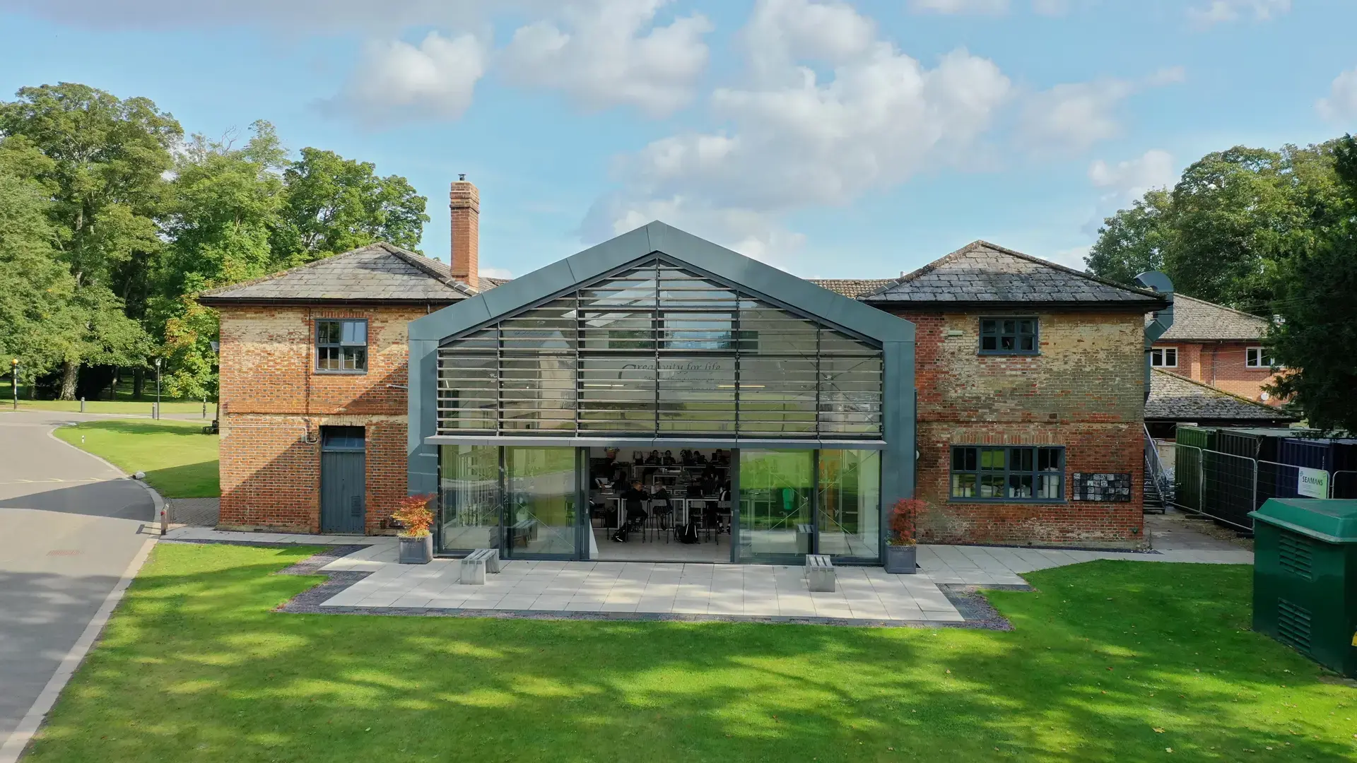 uno de los edificios del campus en el curso escolar en inglaterra en Culford School