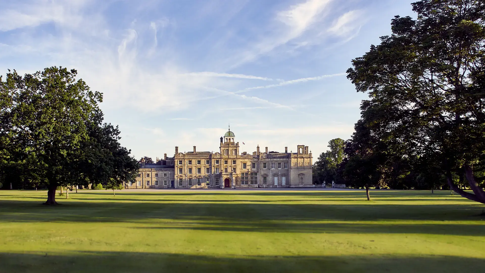 edificio principal de la escuela rodeado de naturaleza en el curso escolar en inglaterra en Culford School