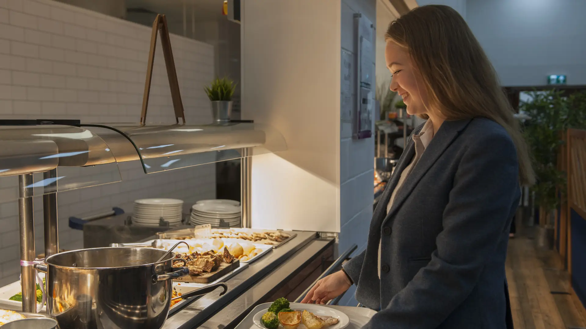 alumnas cogiendo comida del bufet de la residencia en el curso escolar en inglaterra en Culford School