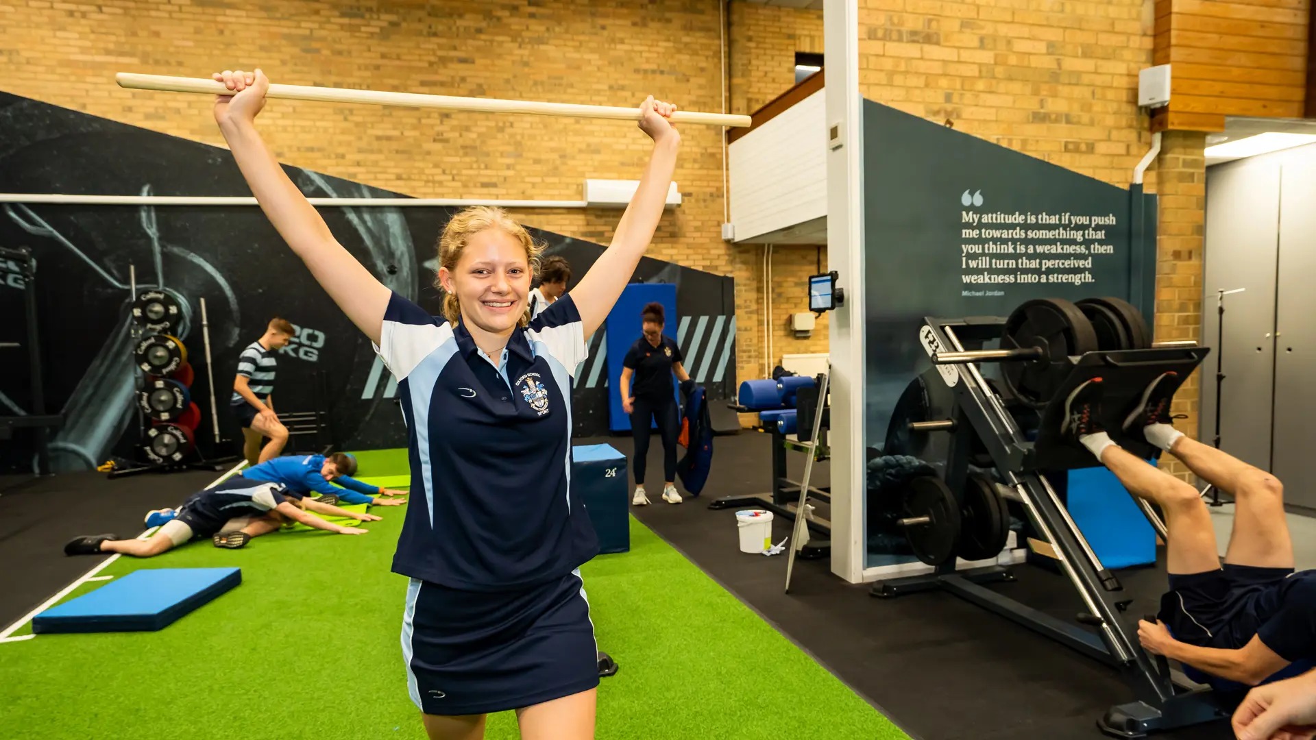 alumnos en las instalaciones de gimnasio y fitness en el curso escolar en inglaterra en Culford School