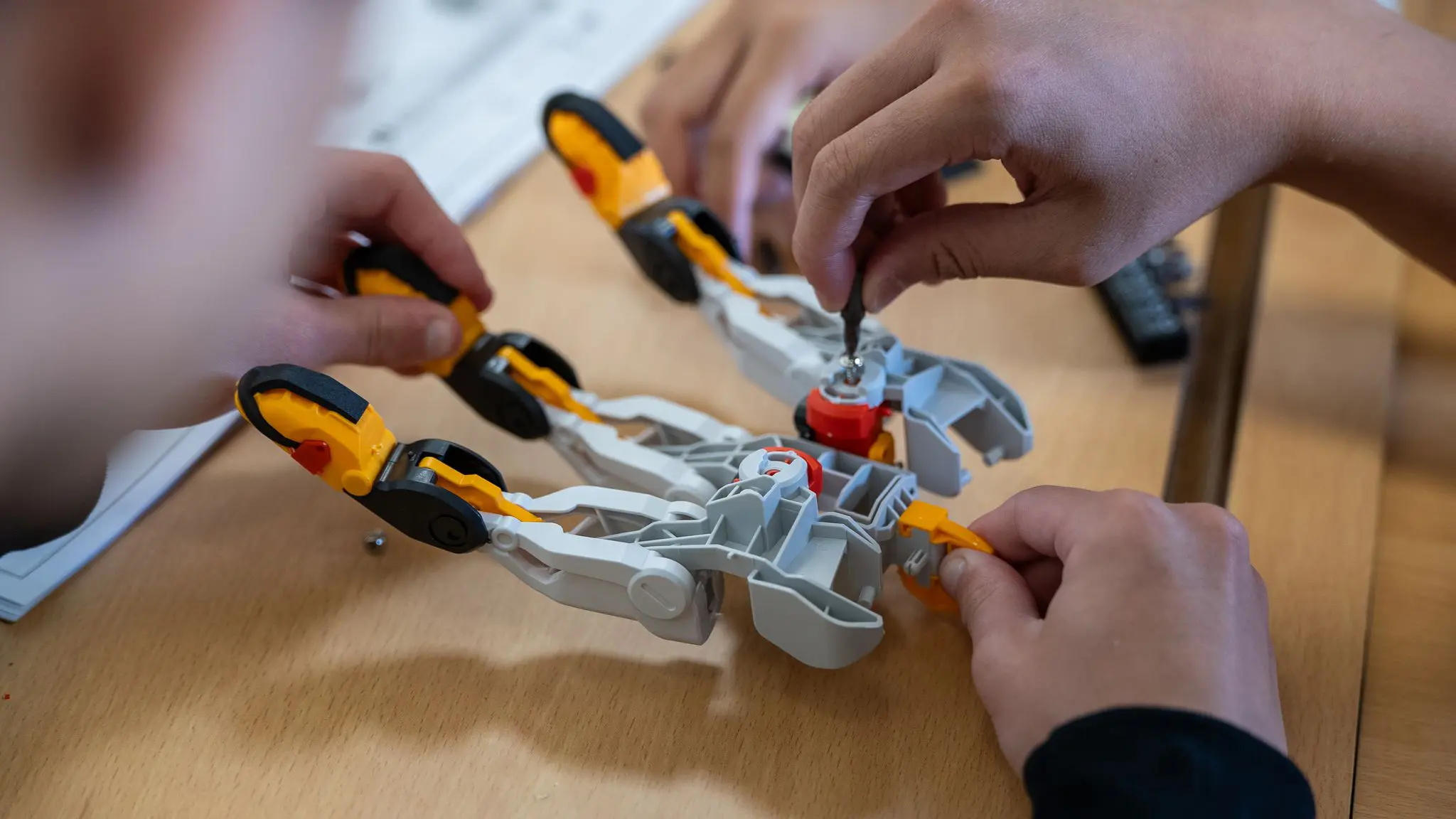 diseño de una mano robotica por estudiantes de ingeniera para young adults
