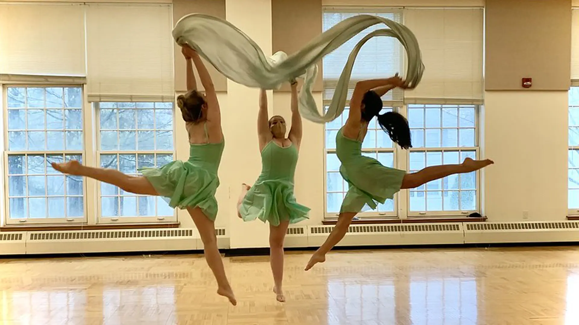 tres alumnas de danza bailando en el curso escolar en estados unidos en Cushing Academy