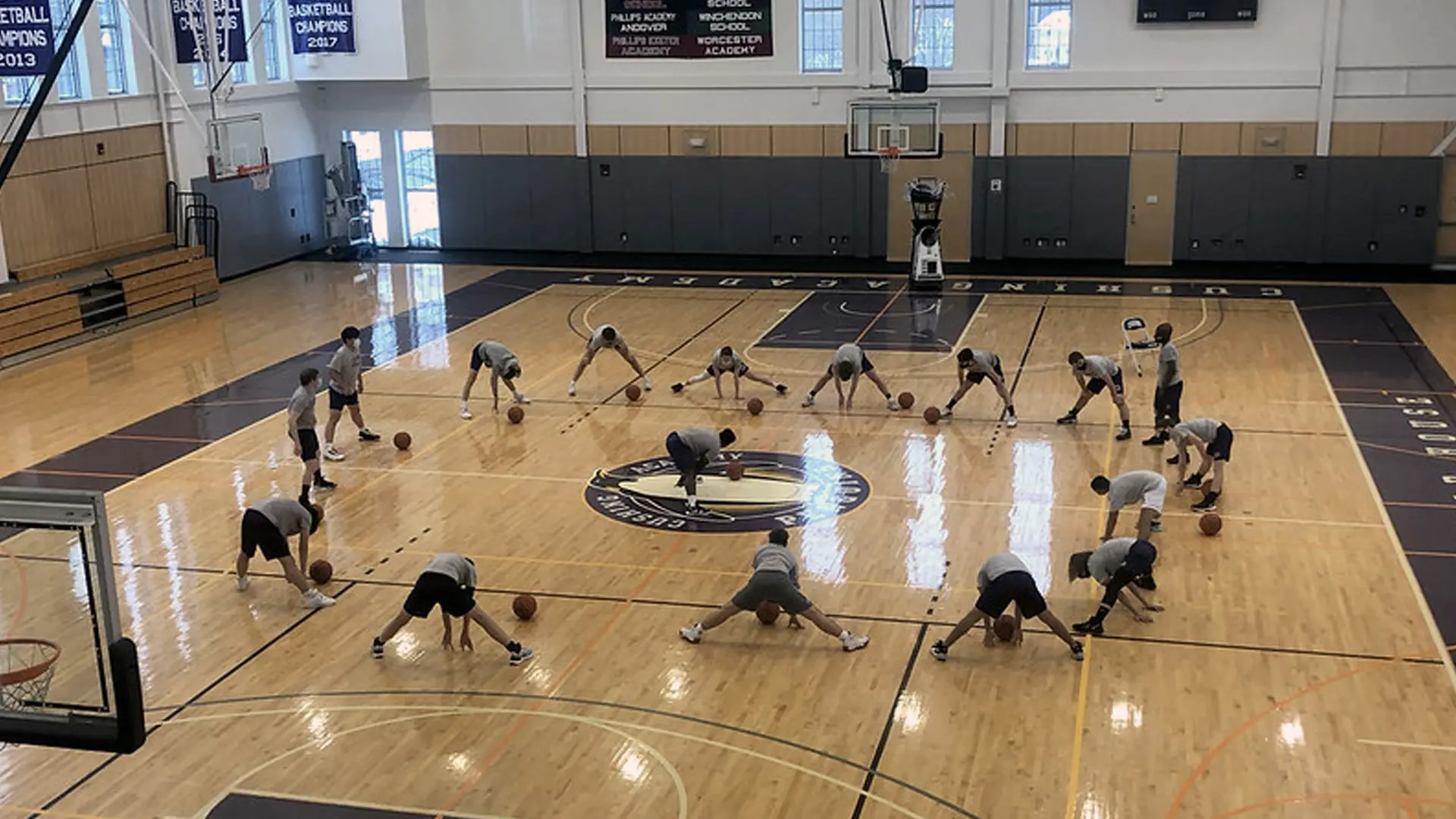 equipo de baloncesto entrenando en el pavellon en el curso escolar en estados unidos en Cushing Academy