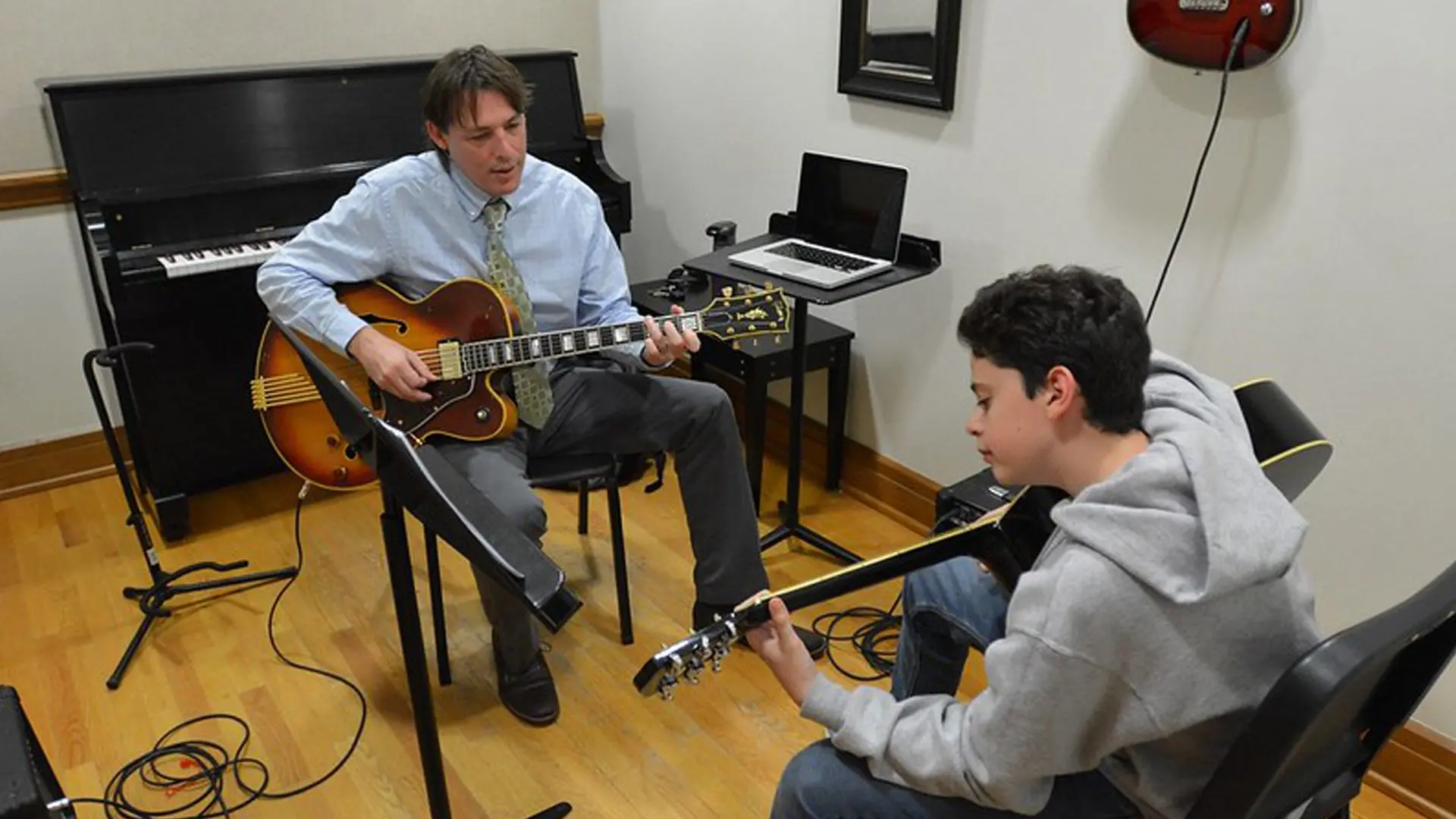 clase de musica con guitarras en el curso escolar en estados unidos en Cushing Academy