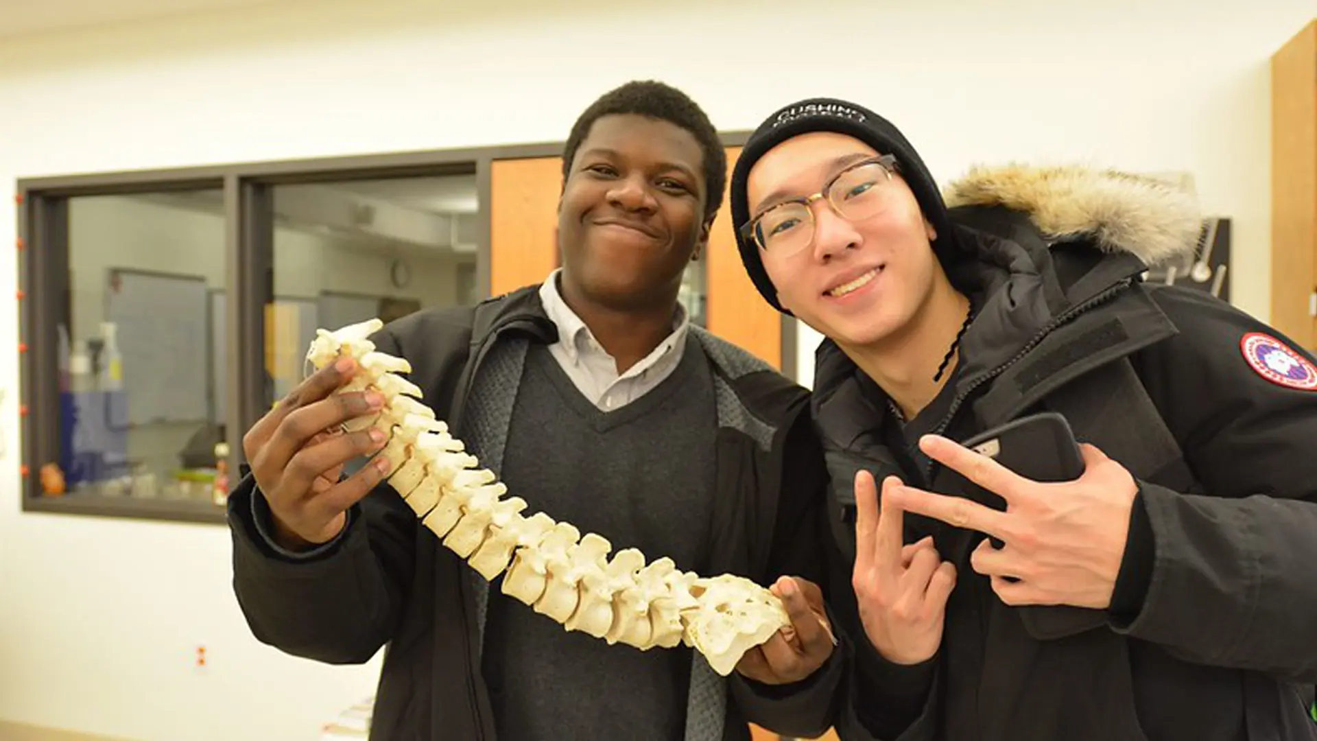 dos alumnos de ciencias con un hueso animal en el curso escolar en estados unidos en Cushing Academy