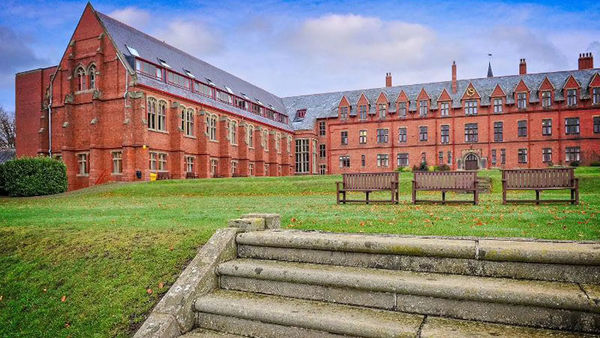 edificio donde estudian los estudiantes en el curso escolar en inglaterra en Ellesmere College