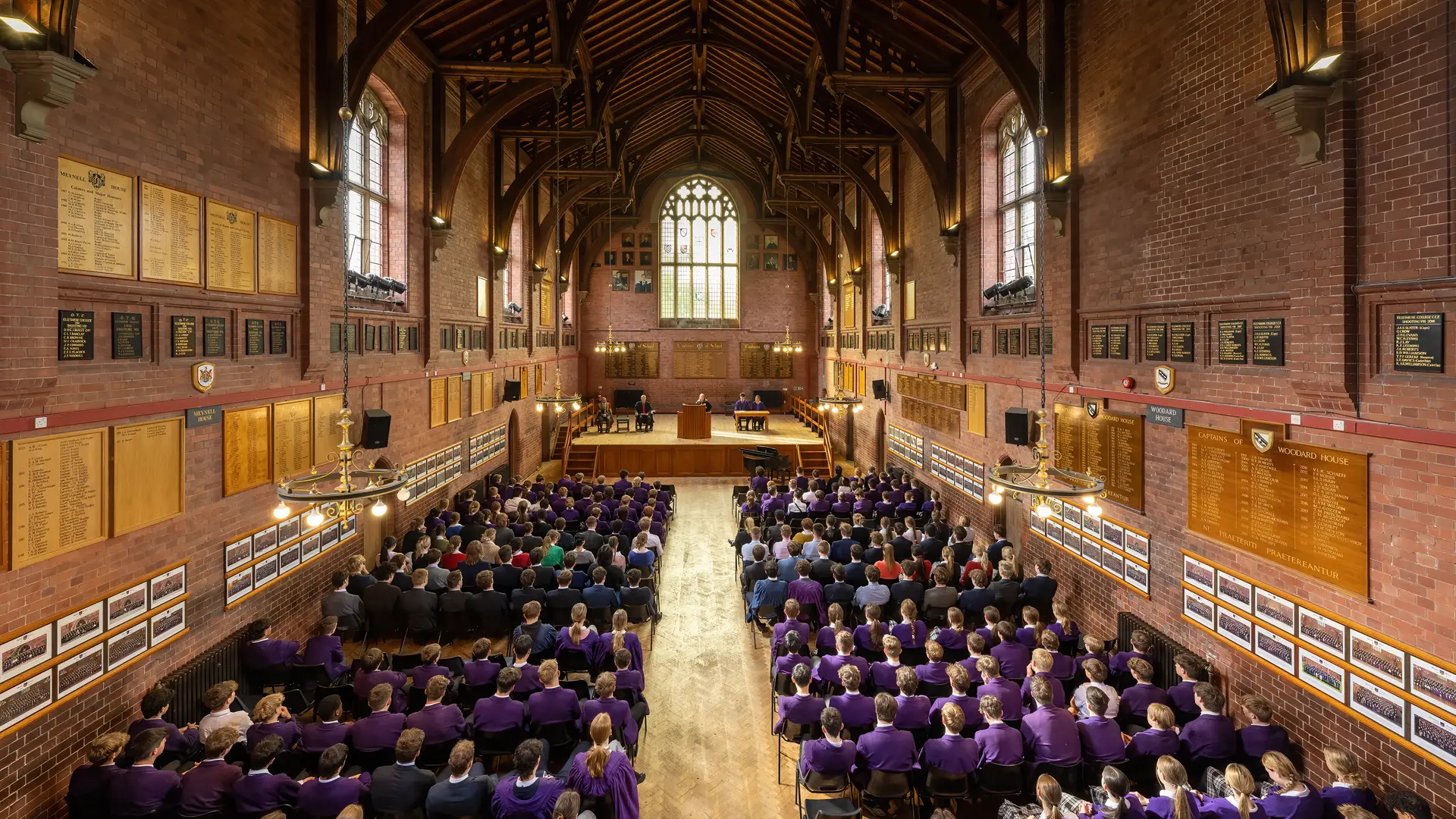 ceremonia de graduacion en un un edificio emblematico de la escuela en el curso escolar en inglaterra en Ellesmere College